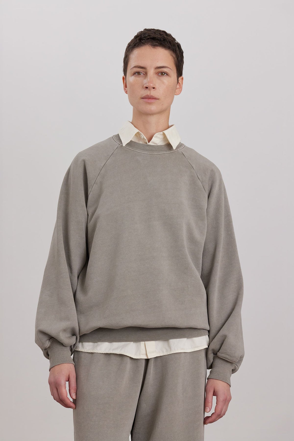 ORGANIC COTTON CASHMERE RAGLAN SWEATSHIRT / STONE