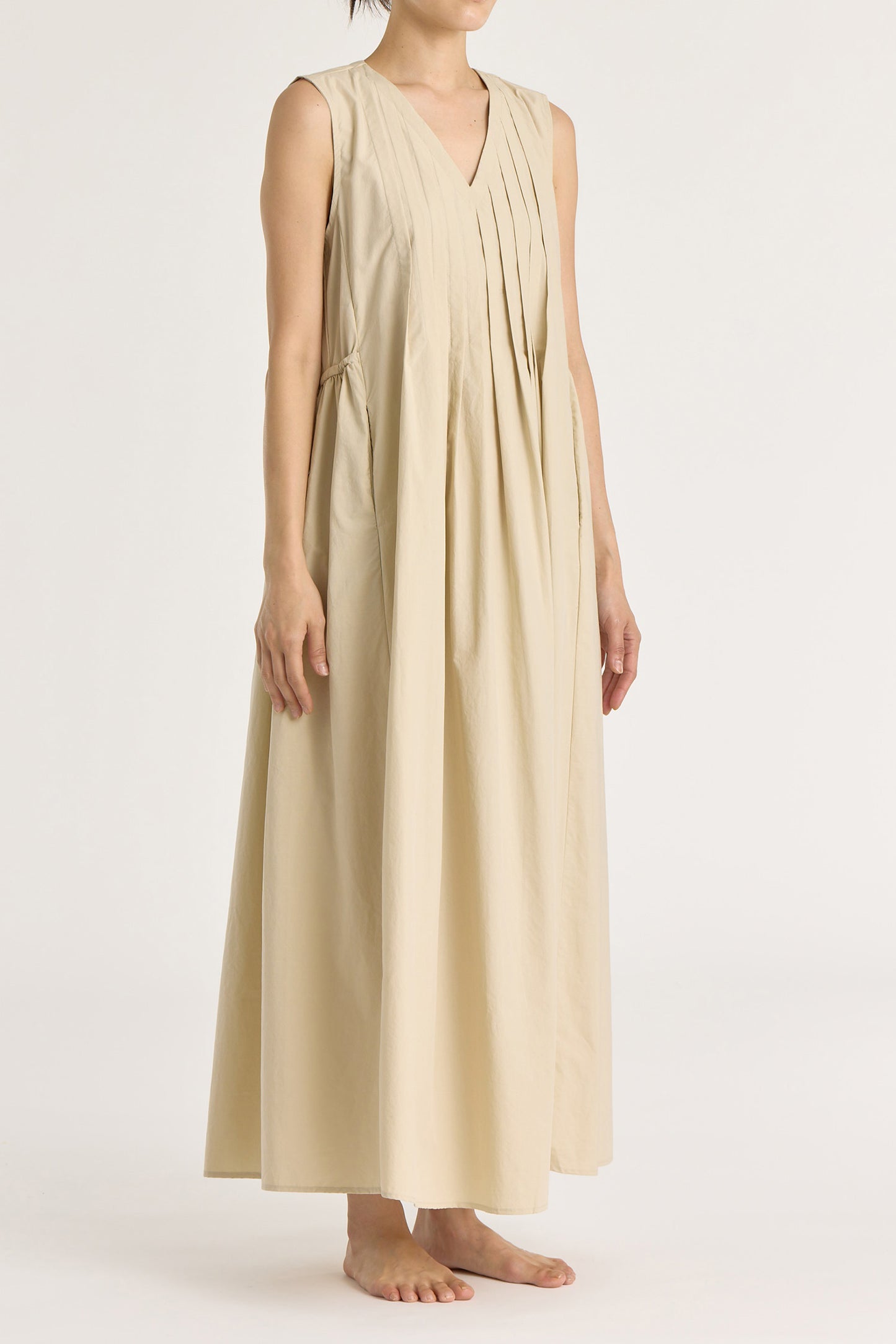 PLEATED V NECK DRESS (V-NECK) / OYSTER / C-TVD13
