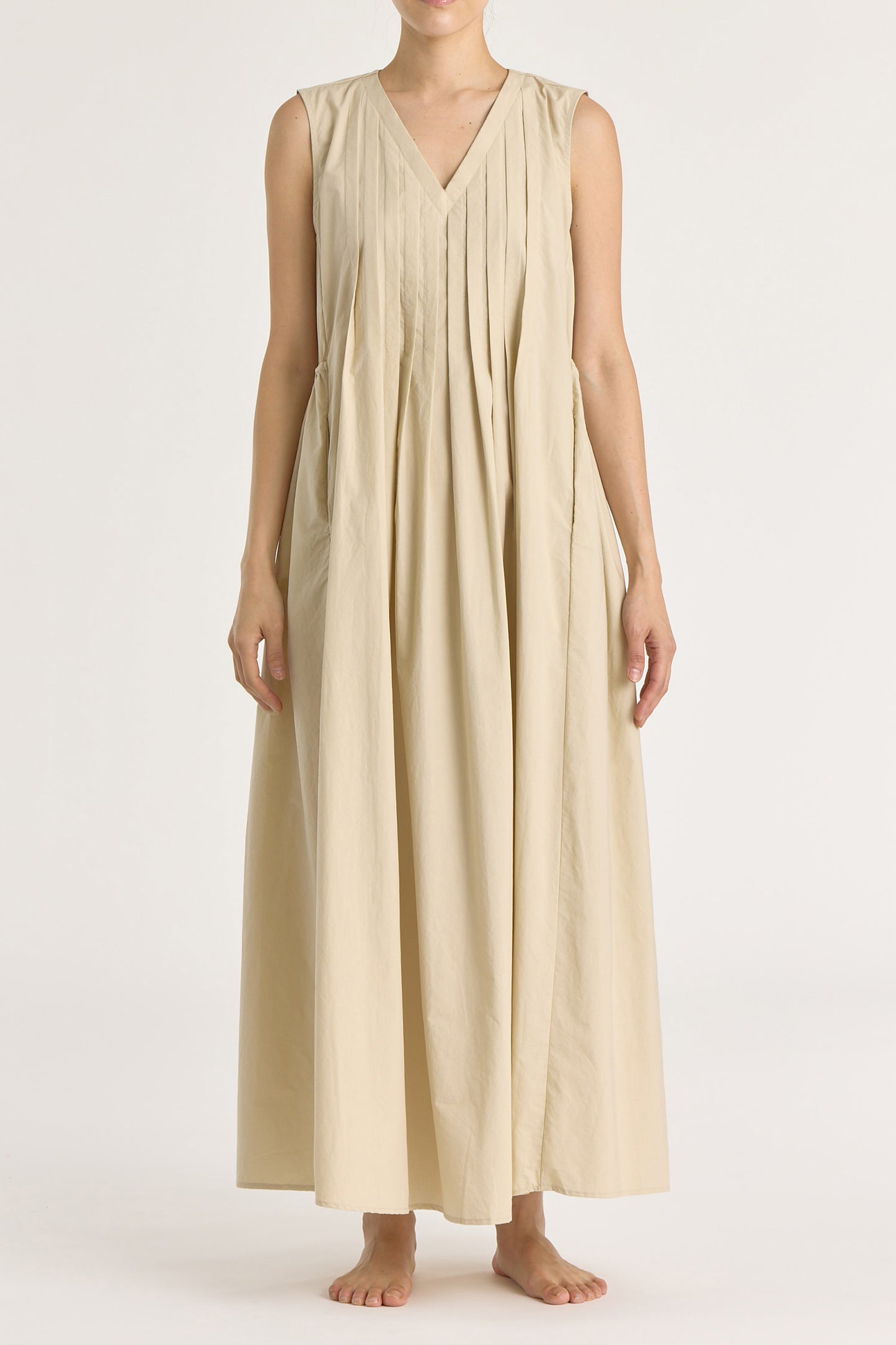 PLEATED V NECK DRESS (V-NECK) / OYSTER / C-TVD13