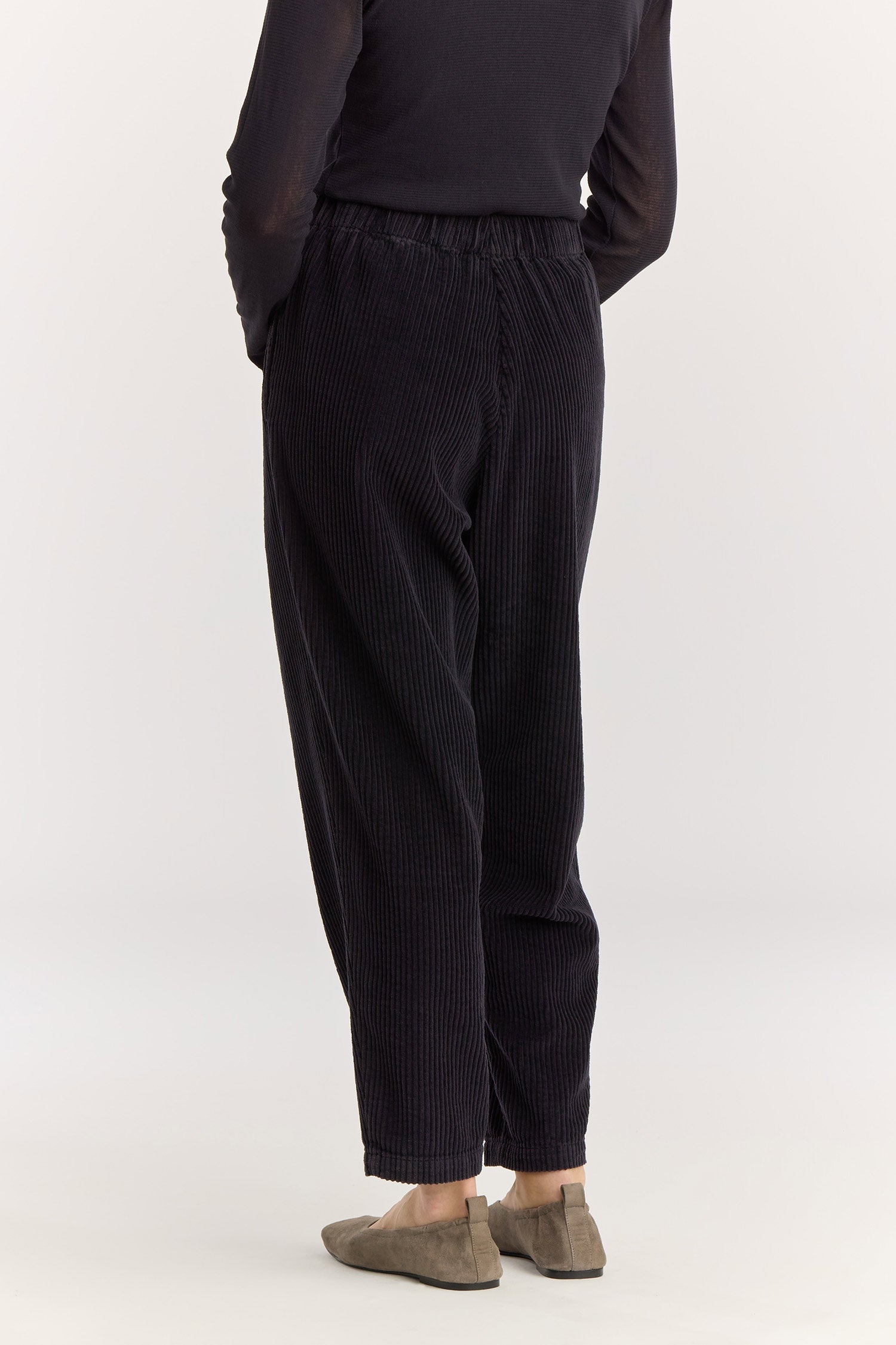 CARPENTER PANTS / DK. navy
Tapered legs
Elasticized waistband
Front creased box pleats
Side seam pockets
Soft wide corduroy
100% Cotton
Cold machine or hand wash, tumble dry low or dry flat, no bleach
Style Number: WC-NCP13
Loose fit
Please note that there are slight spec differences per color due to garment dye.
Relaxed fit
Made in USA