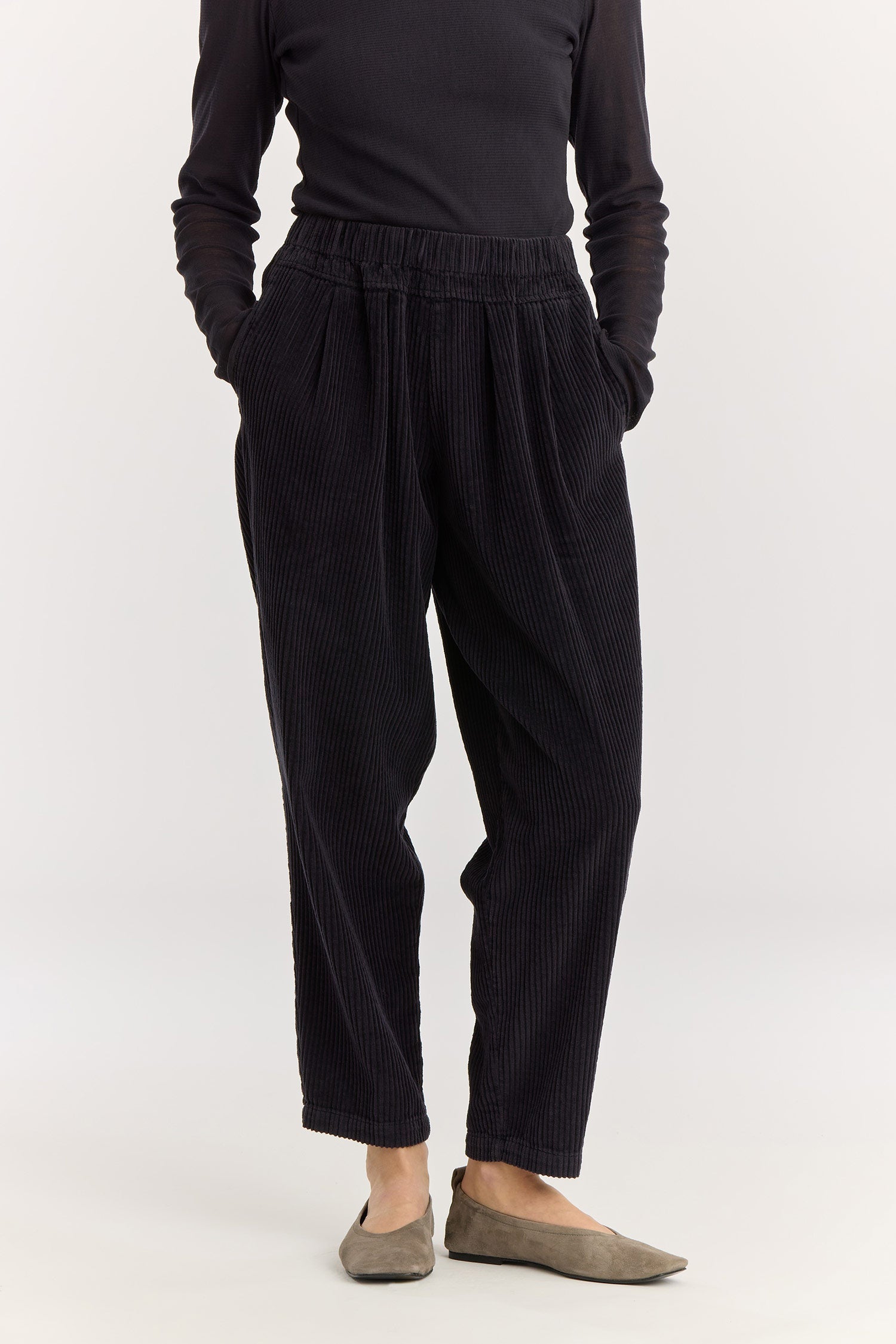 CARPENTER PANTS / DK. navy
Tapered legs
Elasticized waistband
Front creased box pleats
Side seam pockets
Soft wide corduroy
100% Cotton
Cold machine or hand wash, tumble dry low or dry flat, no bleach
Style Number: WC-NCP13
Loose fit
Please note that there are slight spec differences per color due to garment dye.
Relaxed fit
Made in USA