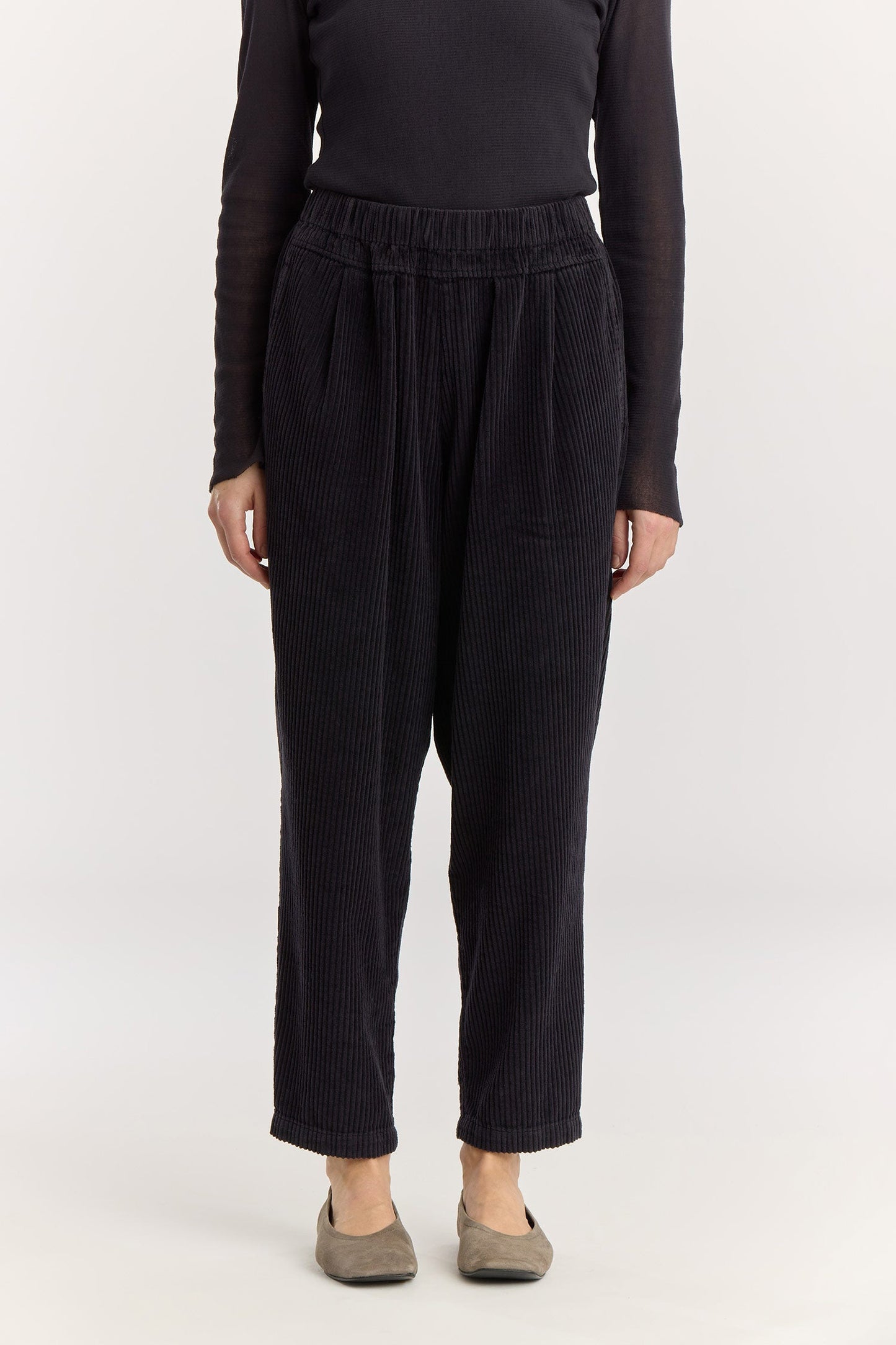 CARPENTER PANTS / DK. navy
Tapered legs
Elasticized waistband
Front creased box pleats
Side seam pockets
Soft wide corduroy
100% Cotton
Cold machine or hand wash, tumble dry low or dry flat, no bleach
Style Number: WC-NCP13
Loose fit
Please note that there are slight spec differences per color due to garment dye.
Relaxed fit
Made in USA