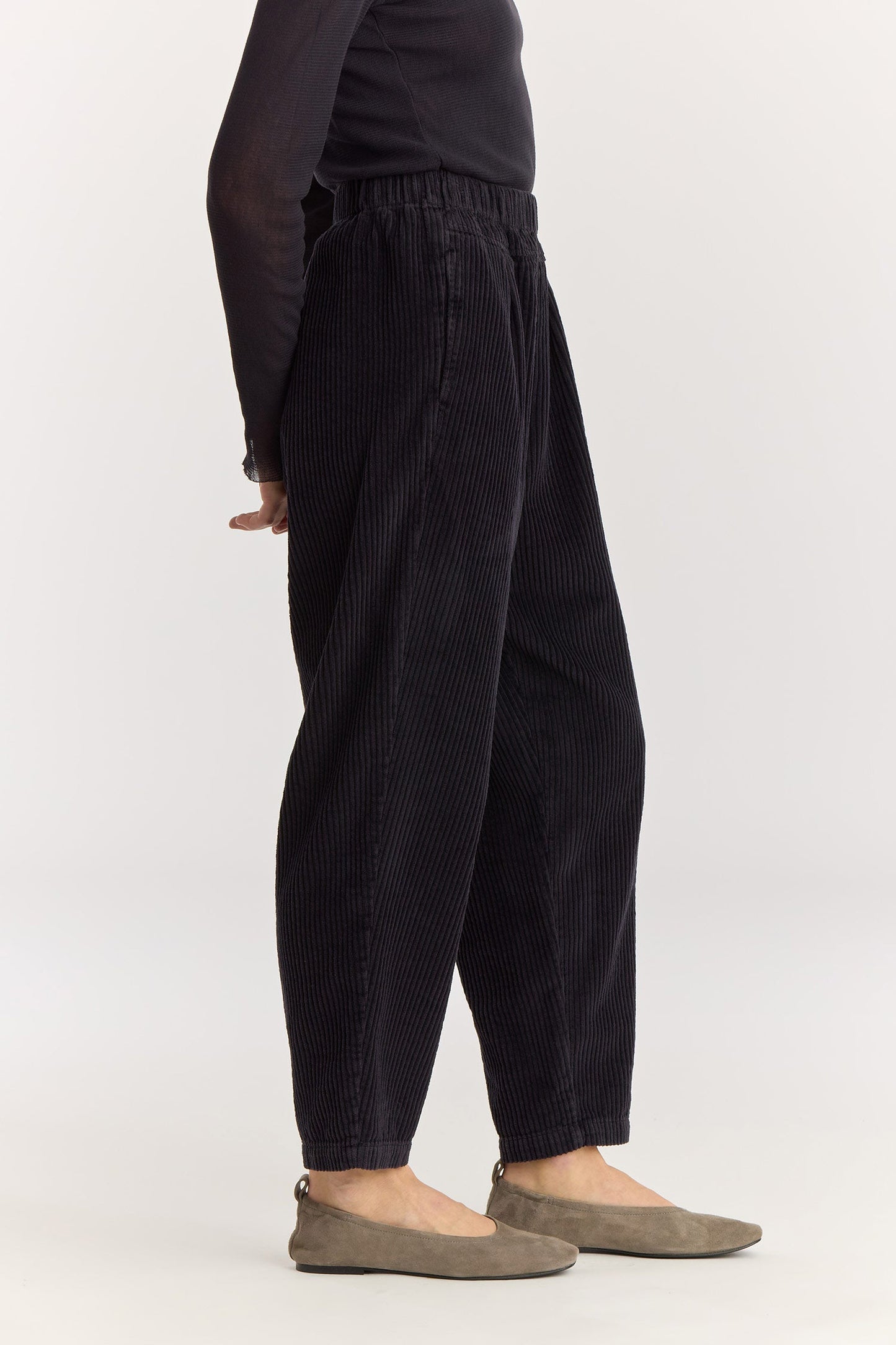CARPENTER PANTS / DK. navy
Tapered legs
Elasticized waistband
Front creased box pleats
Side seam pockets
Soft wide corduroy
100% Cotton
Cold machine or hand wash, tumble dry low or dry flat, no bleach
Style Number: WC-NCP13
Loose fit
Please note that there are slight spec differences per color due to garment dye.
Relaxed fit
Made in USA