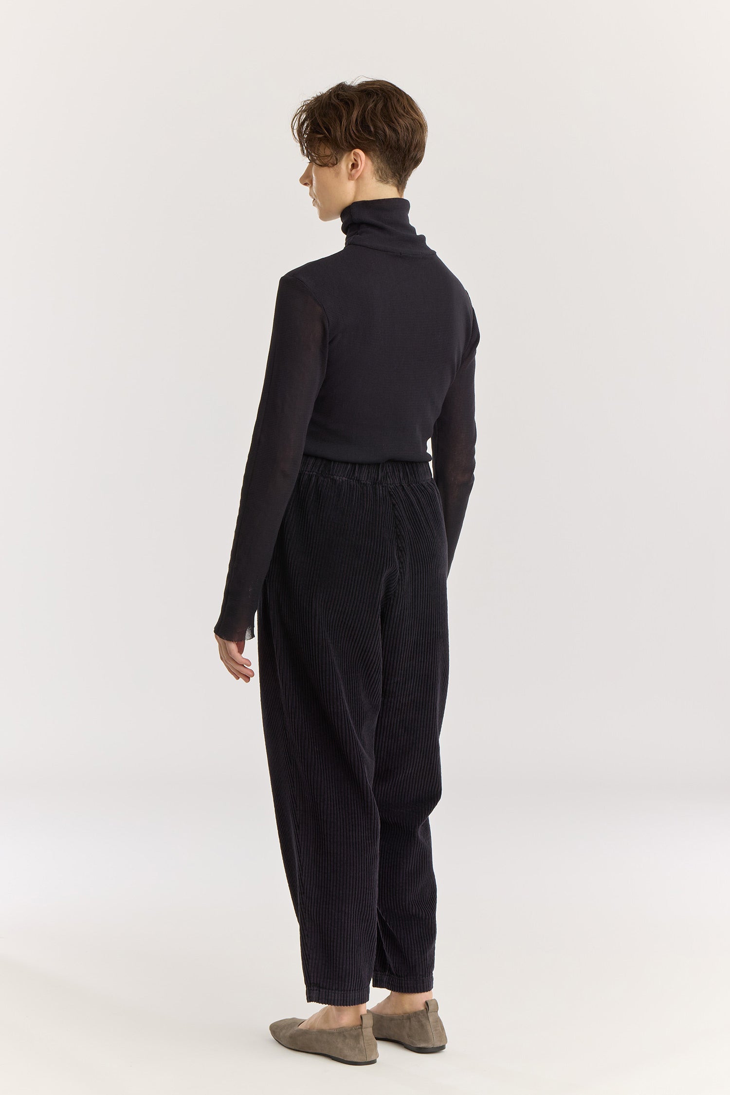 CARPENTER PANTS / DK. navy
Tapered legs
Elasticized waistband
Front creased box pleats
Side seam pockets
Soft wide corduroy
100% Cotton
Cold machine or hand wash, tumble dry low or dry flat, no bleach
Style Number: WC-NCP13
Loose fit
Please note that there are slight spec differences per color due to garment dye.
Relaxed fit
Made in USA