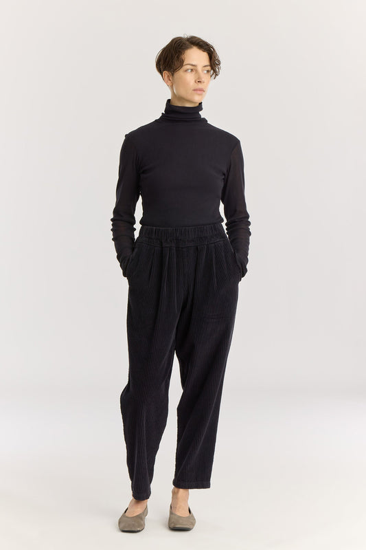CARPENTER PANTS / DK. navy
Tapered legs
Elasticized waistband
Front creased box pleats
Side seam pockets
Soft wide corduroy
100% Cotton
Cold machine or hand wash, tumble dry low or dry flat, no bleach
Style Number: WC-NCP13
Loose fit
Please note that there are slight spec differences per color due to garment dye.
Relaxed fit
Made in USA