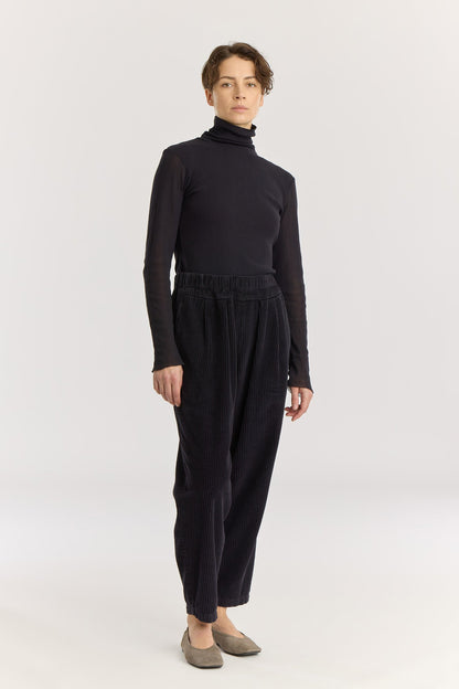CARPENTER PANTS / DK. navy
Tapered legs
Elasticized waistband
Front creased box pleats
Side seam pockets
Soft wide corduroy
100% Cotton
Cold machine or hand wash, tumble dry low or dry flat, no bleach
Style Number: WC-NCP13
Loose fit
Please note that there are slight spec differences per color due to garment dye.
Relaxed fit
Made in USA