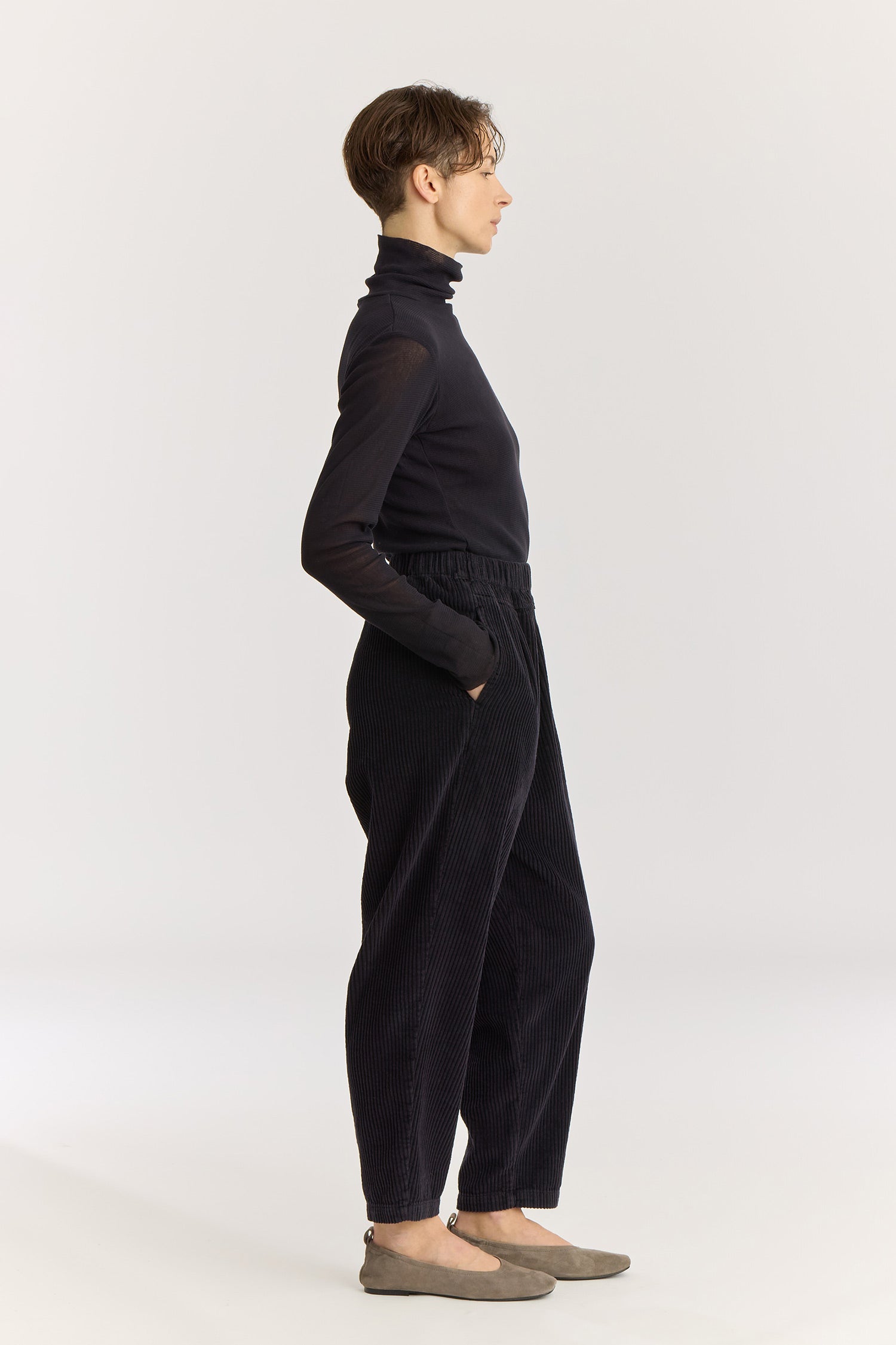 CARPENTER PANTS / DK. navy
Tapered legs
Elasticized waistband
Front creased box pleats
Side seam pockets
Soft wide corduroy
100% Cotton
Cold machine or hand wash, tumble dry low or dry flat, no bleach
Style Number: WC-NCP13
Loose fit
Please note that there are slight spec differences per color due to garment dye.
Relaxed fit
Made in USA