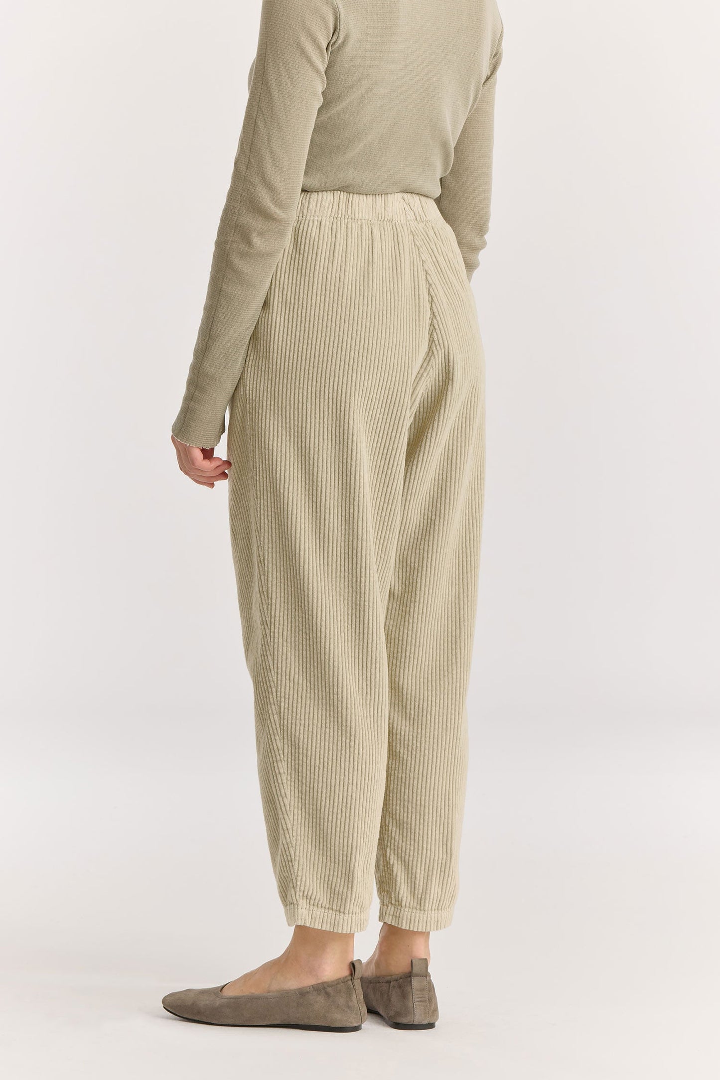 CARPENTER PANTS / ivory
Tapered legs
Elasticized waistband
Front creased box pleats
Side seam pockets
Soft wide corduroy
100% Cotton
Cold machine or hand wash, tumble dry low or dry flat, no bleach
Style Number: WC-NCP13
Loose fit
Please note that there are slight spec differences per color due to garment dye.
Relaxed fit
Made in USA