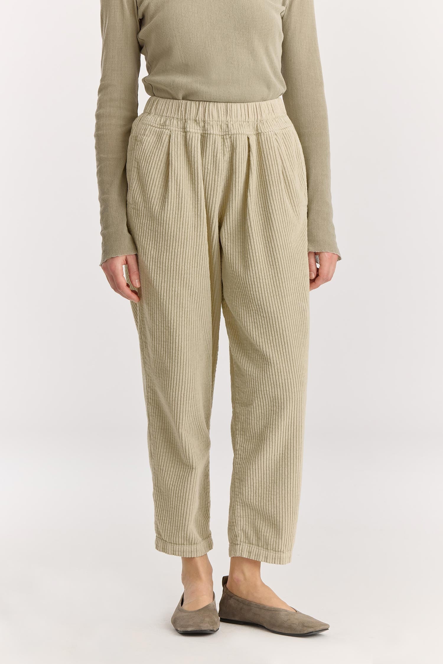 CARPENTER PANTS / ivory
Tapered legs
Elasticized waistband
Front creased box pleats
Side seam pockets
Soft wide corduroy
100% Cotton
Cold machine or hand wash, tumble dry low or dry flat, no bleach
Style Number: WC-NCP13
Loose fit
Please note that there are slight spec differences per color due to garment dye.
Relaxed fit
Made in USA