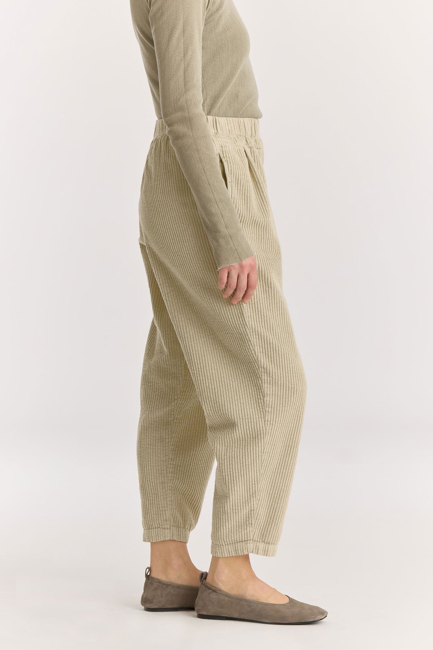CARPENTER PANTS / ivory
Tapered legs
Elasticized waistband
Front creased box pleats
Side seam pockets
Soft wide corduroy
100% Cotton
Cold machine or hand wash, tumble dry low or dry flat, no bleach
Style Number: WC-NCP13
Loose fit
Please note that there are slight spec differences per color due to garment dye.
Relaxed fit
Made in USA
