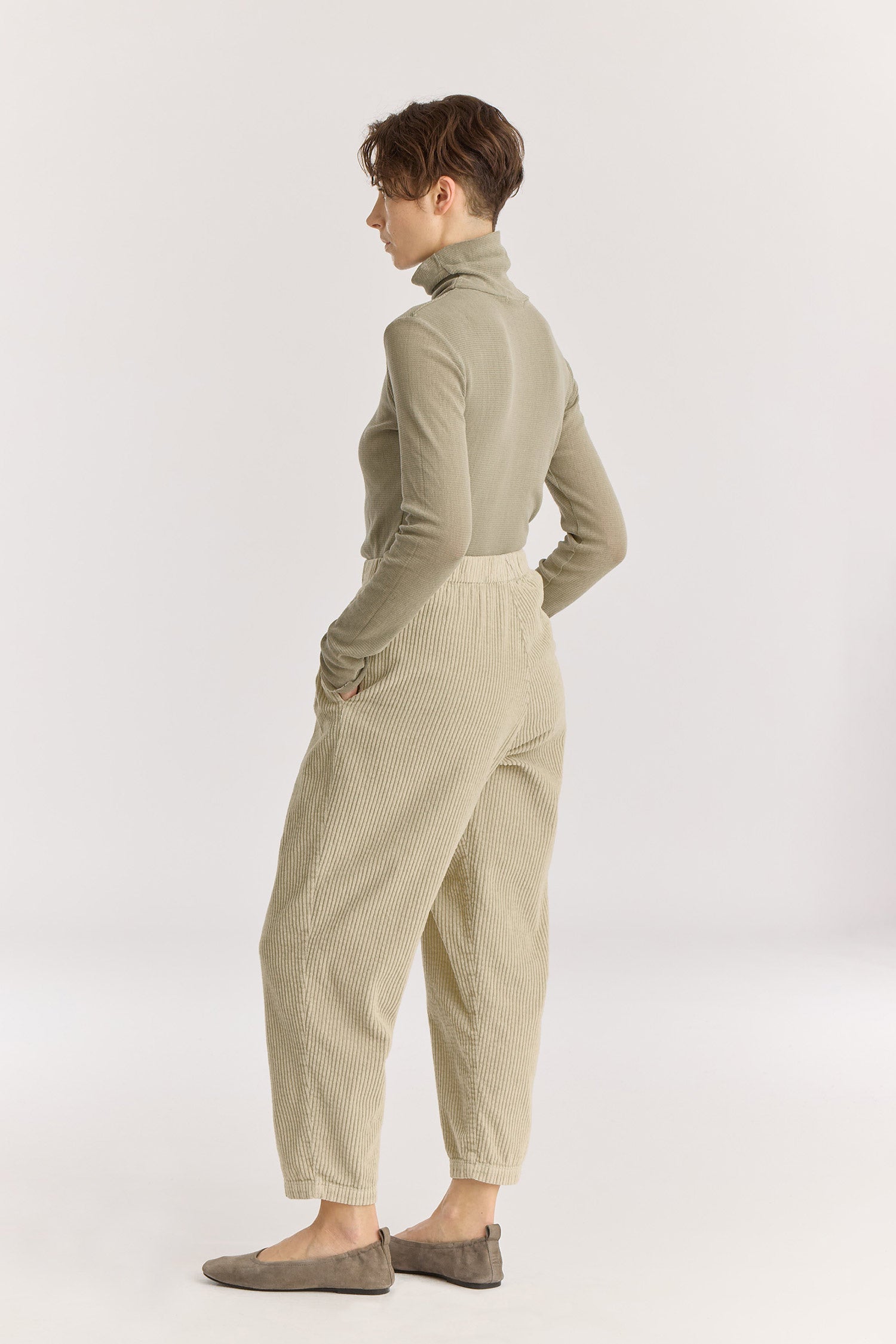 CARPENTER PANTS / ivory
Tapered legs
Elasticized waistband
Front creased box pleats
Side seam pockets
Soft wide corduroy
100% Cotton
Cold machine or hand wash, tumble dry low or dry flat, no bleach
Style Number: WC-NCP13
Loose fit
Please note that there are slight spec differences per color due to garment dye.
Relaxed fit
Made in USA