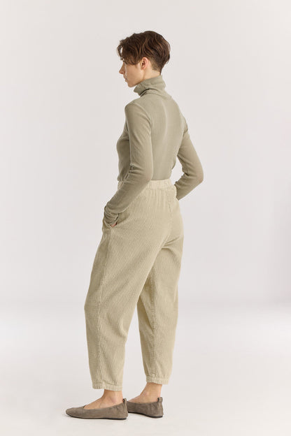 CARPENTER PANTS / ivory
Tapered legs
Elasticized waistband
Front creased box pleats
Side seam pockets
Soft wide corduroy
100% Cotton
Cold machine or hand wash, tumble dry low or dry flat, no bleach
Style Number: WC-NCP13
Loose fit
Please note that there are slight spec differences per color due to garment dye.
Relaxed fit
Made in USA
