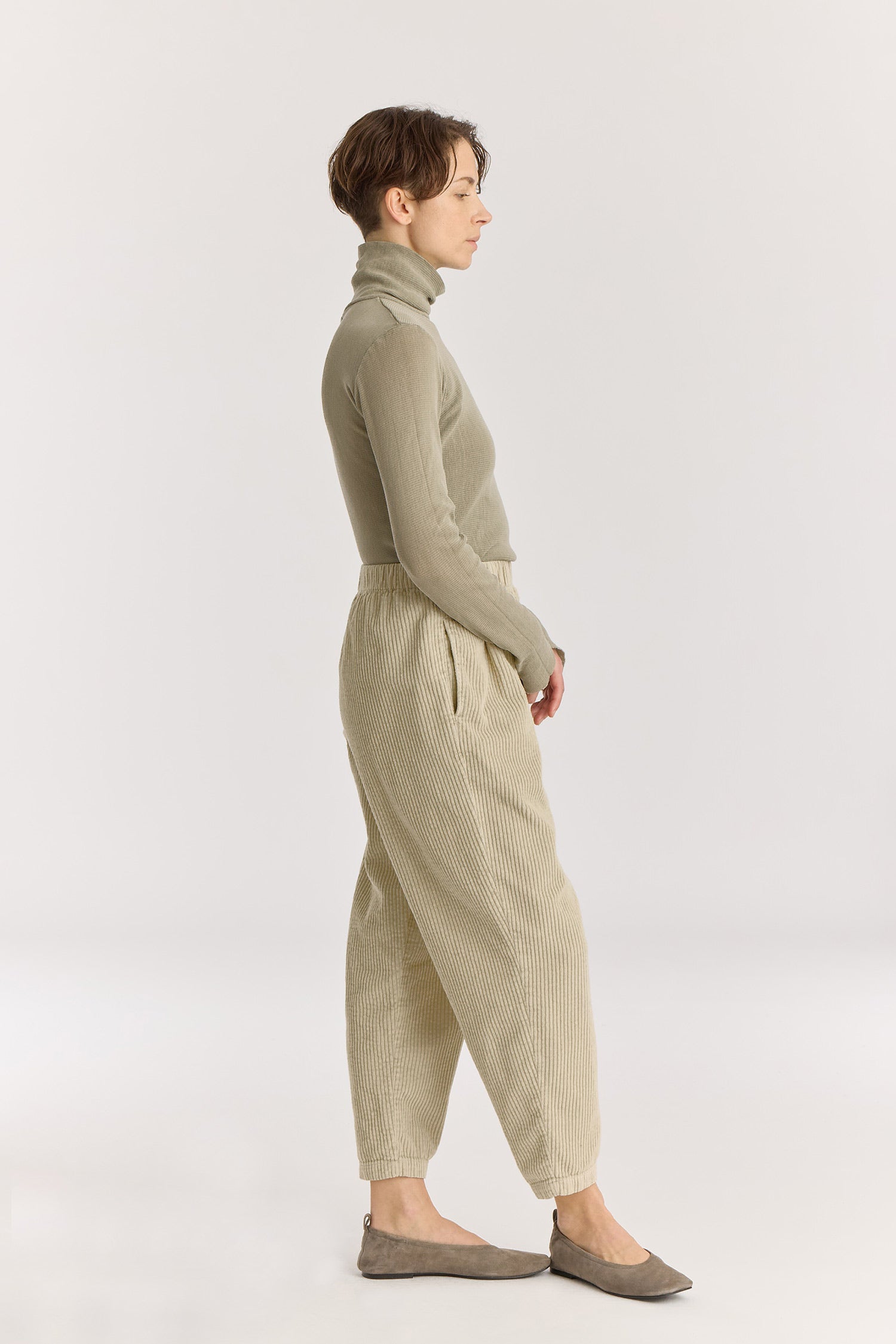 CARPENTER PANTS / ivory
Tapered legs
Elasticized waistband
Front creased box pleats
Side seam pockets
Soft wide corduroy
100% Cotton
Cold machine or hand wash, tumble dry low or dry flat, no bleach
Style Number: WC-NCP13
Loose fit
Please note that there are slight spec differences per color due to garment dye.
Relaxed fit
Made in USA