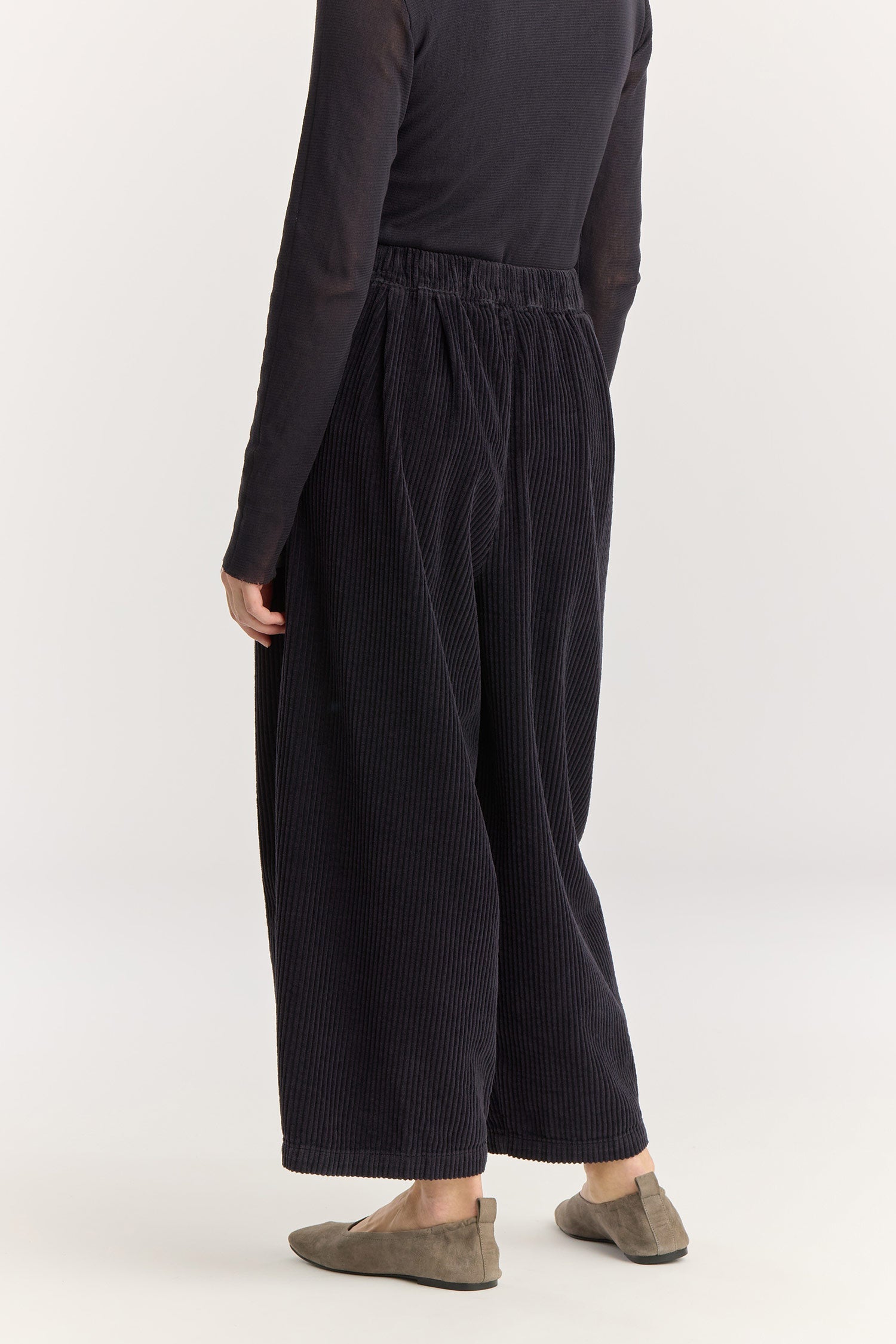 Wide Pants / Dark Navy
Elasticized waistband
Side seam pockets
Creased box pleat details at the front and back
Drop crotch
100% Cotton Corduroy
Cold machine or hand wash, tumble dry low or dry flat, no bleach
Style Number: WC-NWD17
Oversized fit
Made in USA