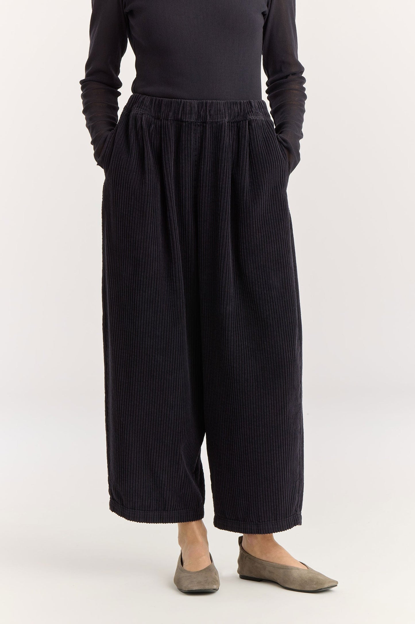 Wide Pants / Dark Navy
Elasticized waistband
Side seam pockets
Creased box pleat details at the front and back
Drop crotch
100% Cotton Corduroy
Cold machine or hand wash, tumble dry low or dry flat, no bleach
Style Number: WC-NWD17
Oversized fit
Made in USA