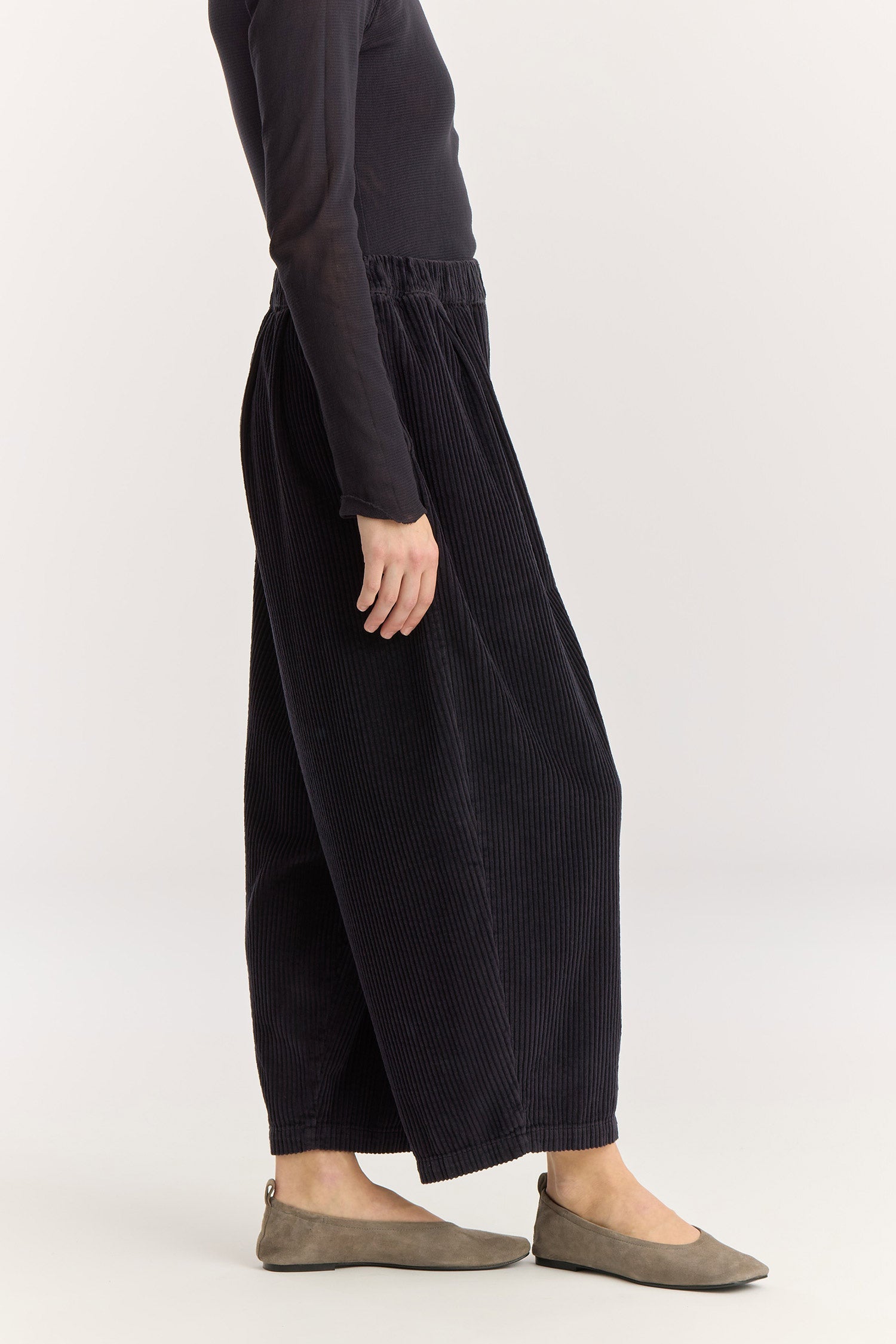 Wide Pants / Dark Navy
Elasticized waistband
Side seam pockets
Creased box pleat details at the front and back
Drop crotch
100% Cotton Corduroy
Cold machine or hand wash, tumble dry low or dry flat, no bleach
Style Number: WC-NWD17
Oversized fit
Made in USA