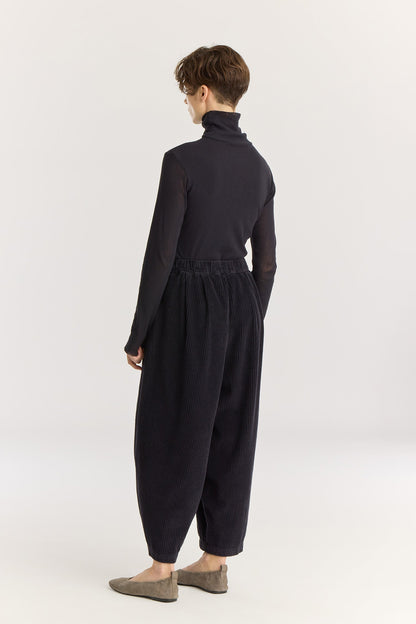 Wide Pants / Dark Navy
Elasticized waistband
Side seam pockets
Creased box pleat details at the front and back
Drop crotch
100% Cotton Corduroy
Cold machine or hand wash, tumble dry low or dry flat, no bleach
Style Number: WC-NWD17
Oversized fit
Made in USA