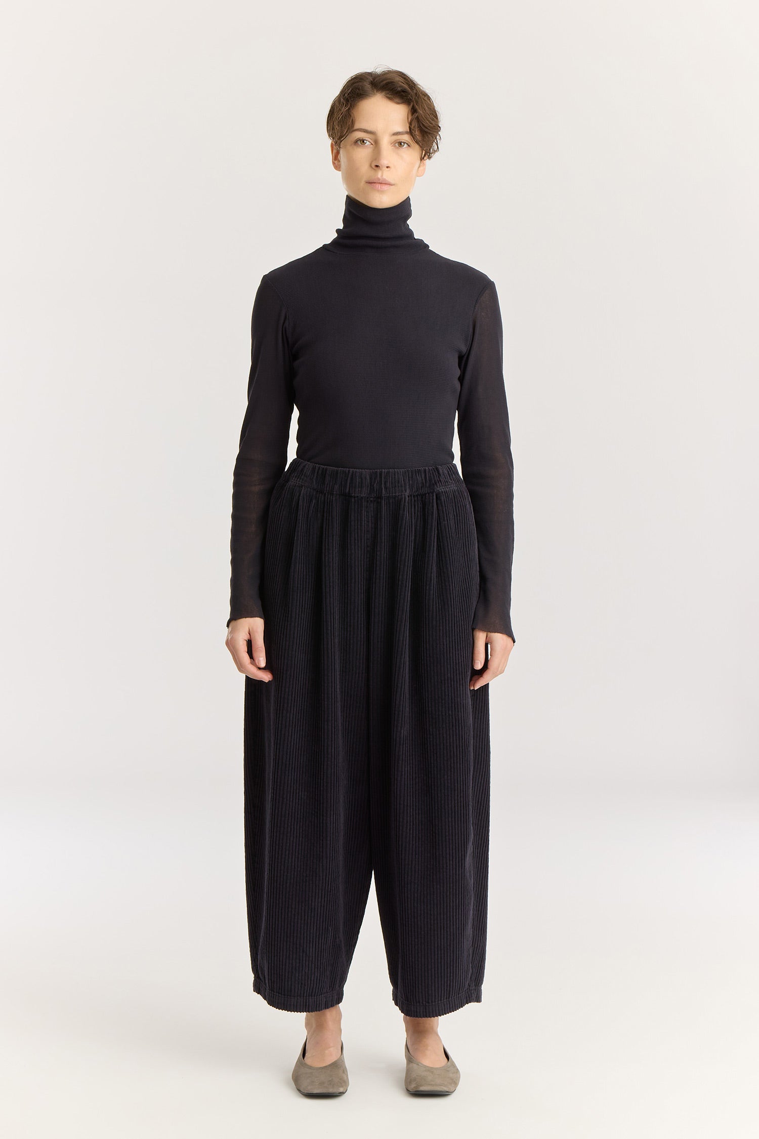 Wide Pants / Dark Navy
Elasticized waistband
Side seam pockets
Creased box pleat details at the front and back
Drop crotch
100% Cotton Corduroy
Cold machine or hand wash, tumble dry low or dry flat, no bleach
Style Number: WC-NWD17
Oversized fit
Made in USA
