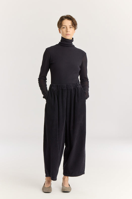 Wide Pants / Dark Navy
Elasticized waistband
Side seam pockets
Creased box pleat details at the front and back
Drop crotch
100% Cotton Corduroy
Cold machine or hand wash, tumble dry low or dry flat, no bleach
Style Number: WC-NWD17
Oversized fit
Made in USA