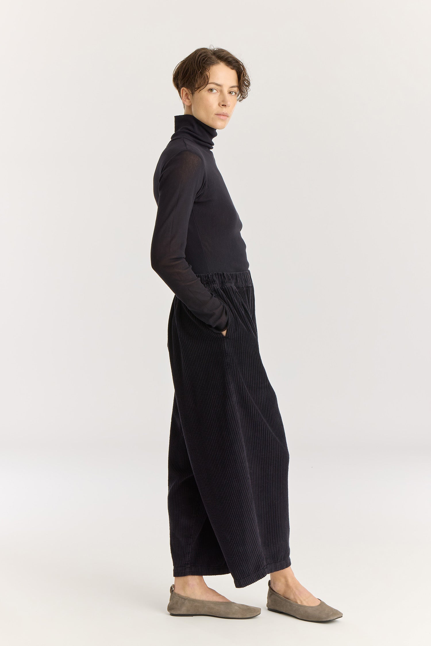 Wide Pants / Dark Navy
Elasticized waistband
Side seam pockets
Creased box pleat details at the front and back
Drop crotch
100% Cotton Corduroy
Cold machine or hand wash, tumble dry low or dry flat, no bleach
Style Number: WC-NWD17
Oversized fit
Made in USA