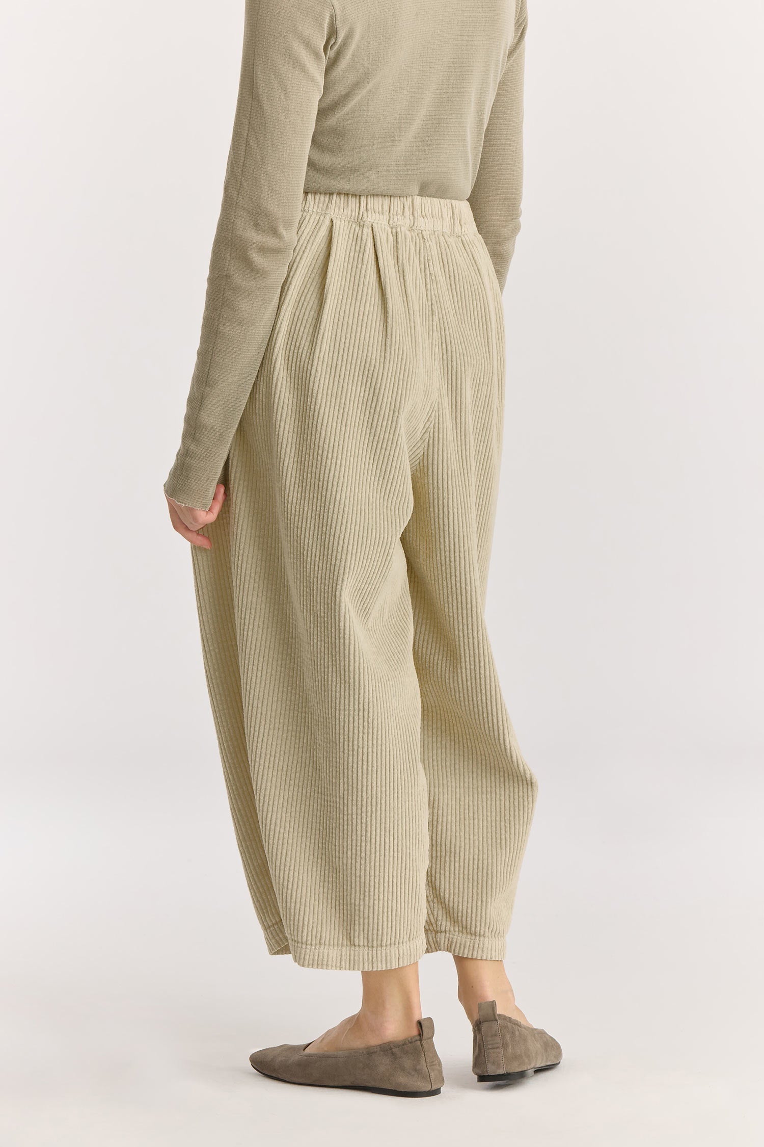 Wide Pants / Ivory
Elasticized waistband
Side seam pockets
Creased box pleat details at the front and back
Drop crotch
100% Cotton Corduroy
Cold machine or hand wash, tumble dry low or dry flat, no bleach
Style Number: WC-NWD17
Oversized fit
Made in USA