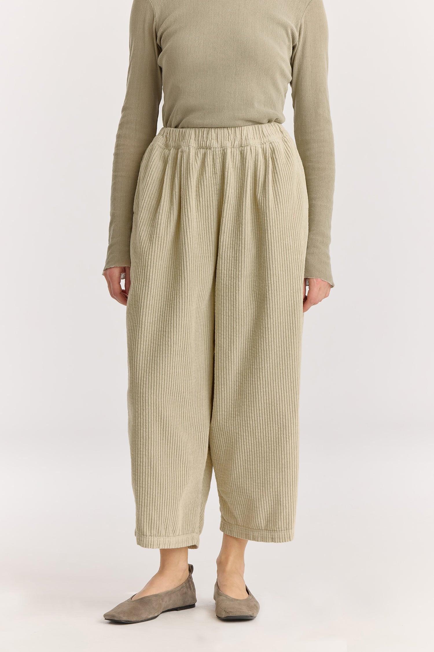 Wide Pants / Ivory
Elasticized waistband
Side seam pockets
Creased box pleat details at the front and back
Drop crotch
100% Cotton Corduroy
Cold machine or hand wash, tumble dry low or dry flat, no bleach
Style Number: WC-NWD17
Oversized fit
Made in USA