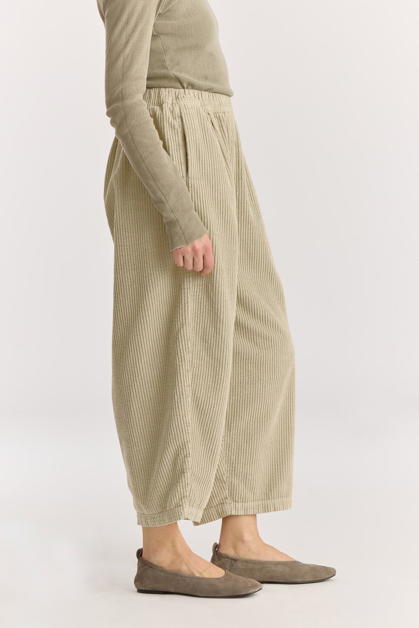 Wide Pants / Ivory
Elasticized waistband
Side seam pockets
Creased box pleat details at the front and back
Drop crotch
100% Cotton Corduroy
Cold machine or hand wash, tumble dry low or dry flat, no bleach
Style Number: WC-NWD17
Oversized fit
Made in USA