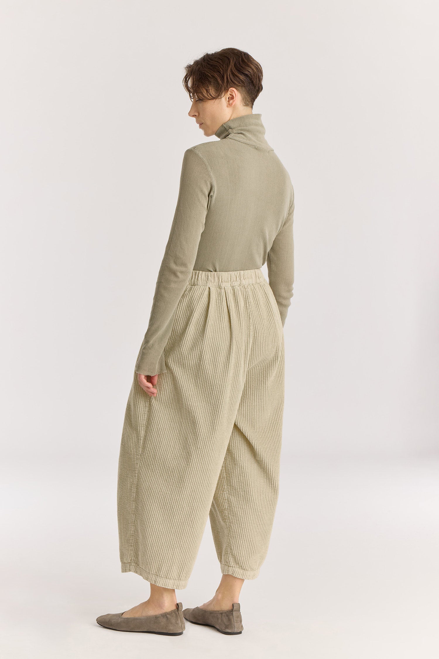 Wide Pants / Ivory
Elasticized waistband
Side seam pockets
Creased box pleat details at the front and back
Drop crotch
100% Cotton Corduroy
Cold machine or hand wash, tumble dry low or dry flat, no bleach
Style Number: WC-NWD17
Oversized fit
Made in USA