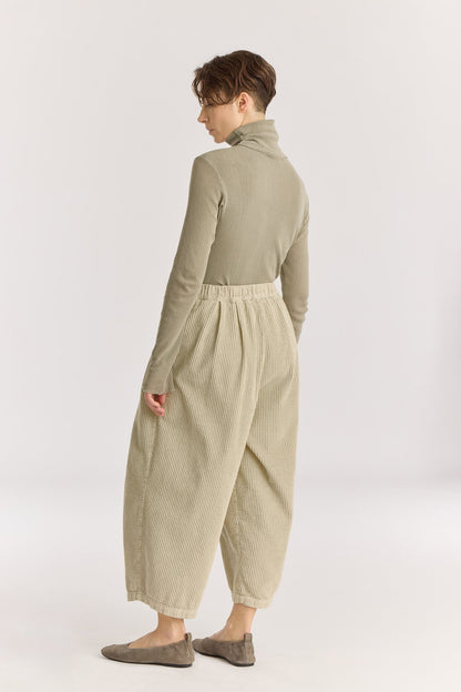 Wide Pants / Ivory
Elasticized waistband
Side seam pockets
Creased box pleat details at the front and back
Drop crotch
100% Cotton Corduroy
Cold machine or hand wash, tumble dry low or dry flat, no bleach
Style Number: WC-NWD17
Oversized fit
Made in USA