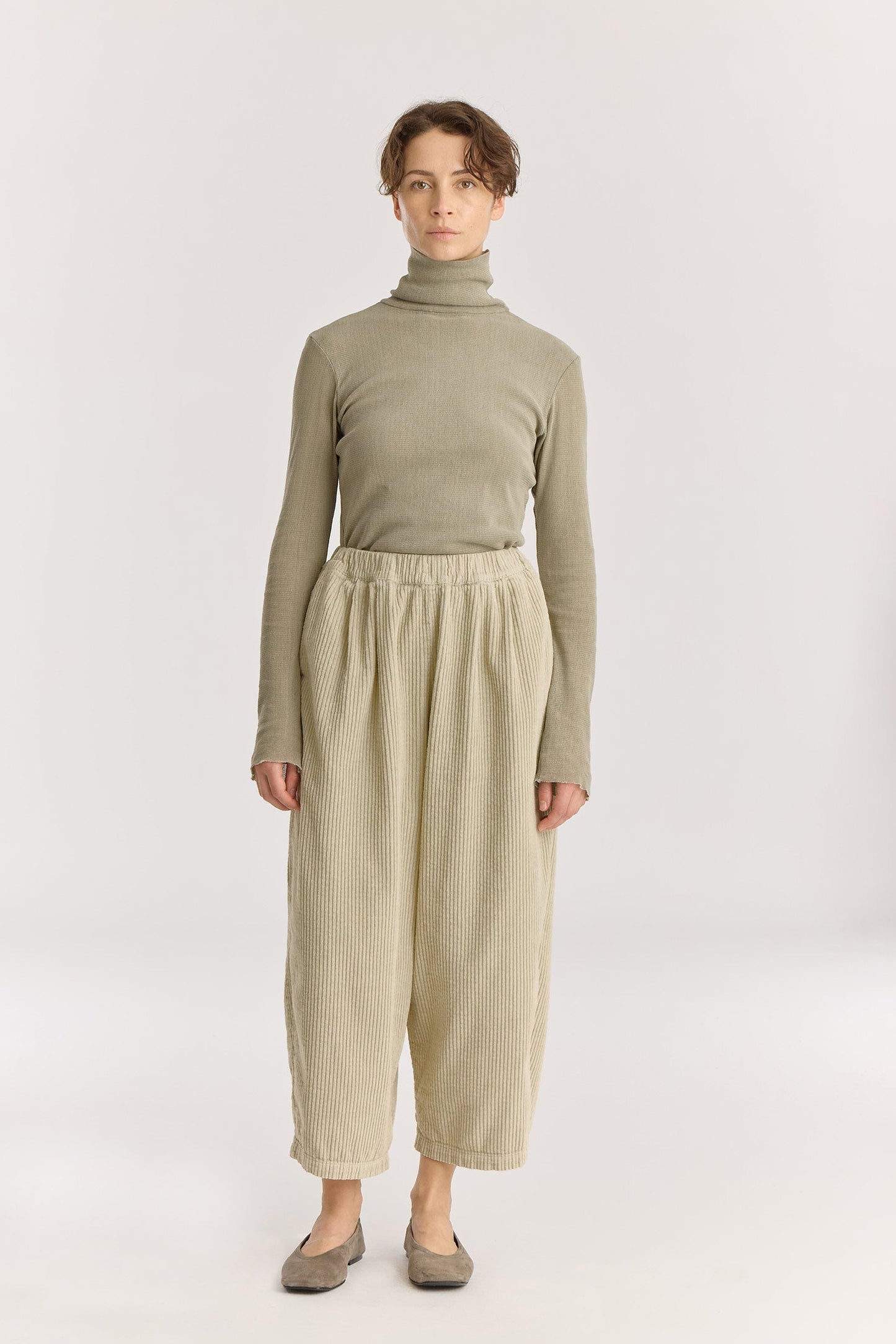Wide Pants / Ivory
Elasticized waistband
Side seam pockets
Creased box pleat details at the front and back
Drop crotch
100% Cotton Corduroy
Cold machine or hand wash, tumble dry low or dry flat, no bleach
Style Number: WC-NWD17
Oversized fit
Made in USA