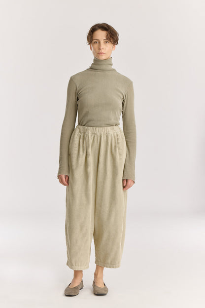 Wide Pants / Ivory
Elasticized waistband
Side seam pockets
Creased box pleat details at the front and back
Drop crotch
100% Cotton Corduroy
Cold machine or hand wash, tumble dry low or dry flat, no bleach
Style Number: WC-NWD17
Oversized fit
Made in USA