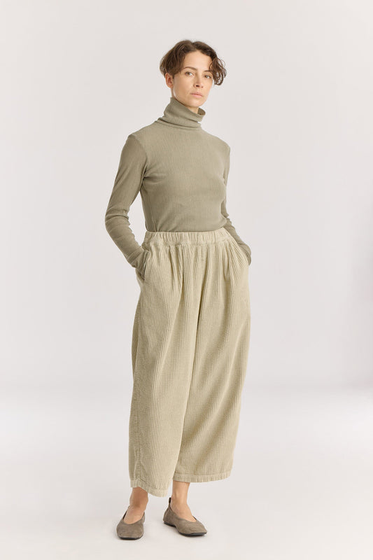 Wide Pants / Ivory
Elasticized waistband
Side seam pockets
Creased box pleat details at the front and back
Drop crotch
100% Cotton Corduroy
Cold machine or hand wash, tumble dry low or dry flat, no bleach
Style Number: WC-NWD17
Oversized fit
Made in USA