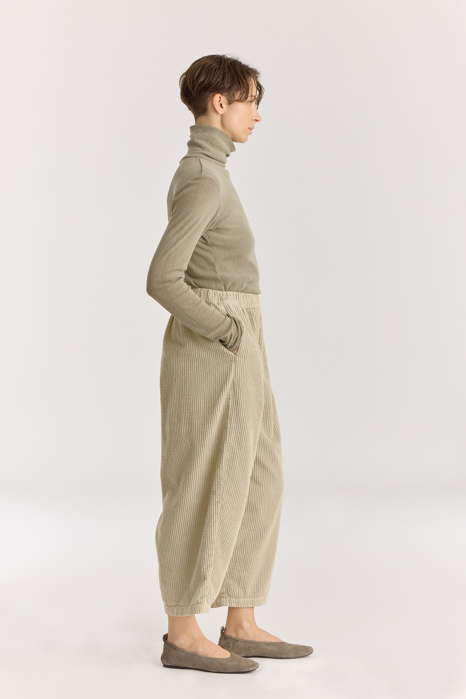 Wide Pants / Ivory
Elasticized waistband
Side seam pockets
Creased box pleat details at the front and back
Drop crotch
100% Cotton Corduroy
Cold machine or hand wash, tumble dry low or dry flat, no bleach
Style Number: WC-NWD17
Oversized fit
Made in USA