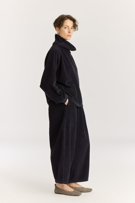 Tube Top / Dark Navy
Dolman sleeve
Boxy shape
100% Cotton wide corduroy
Cold machine or hand wash, tumble dry low or dry flat, no bleach
Style number: WC-TT11
Made in USA