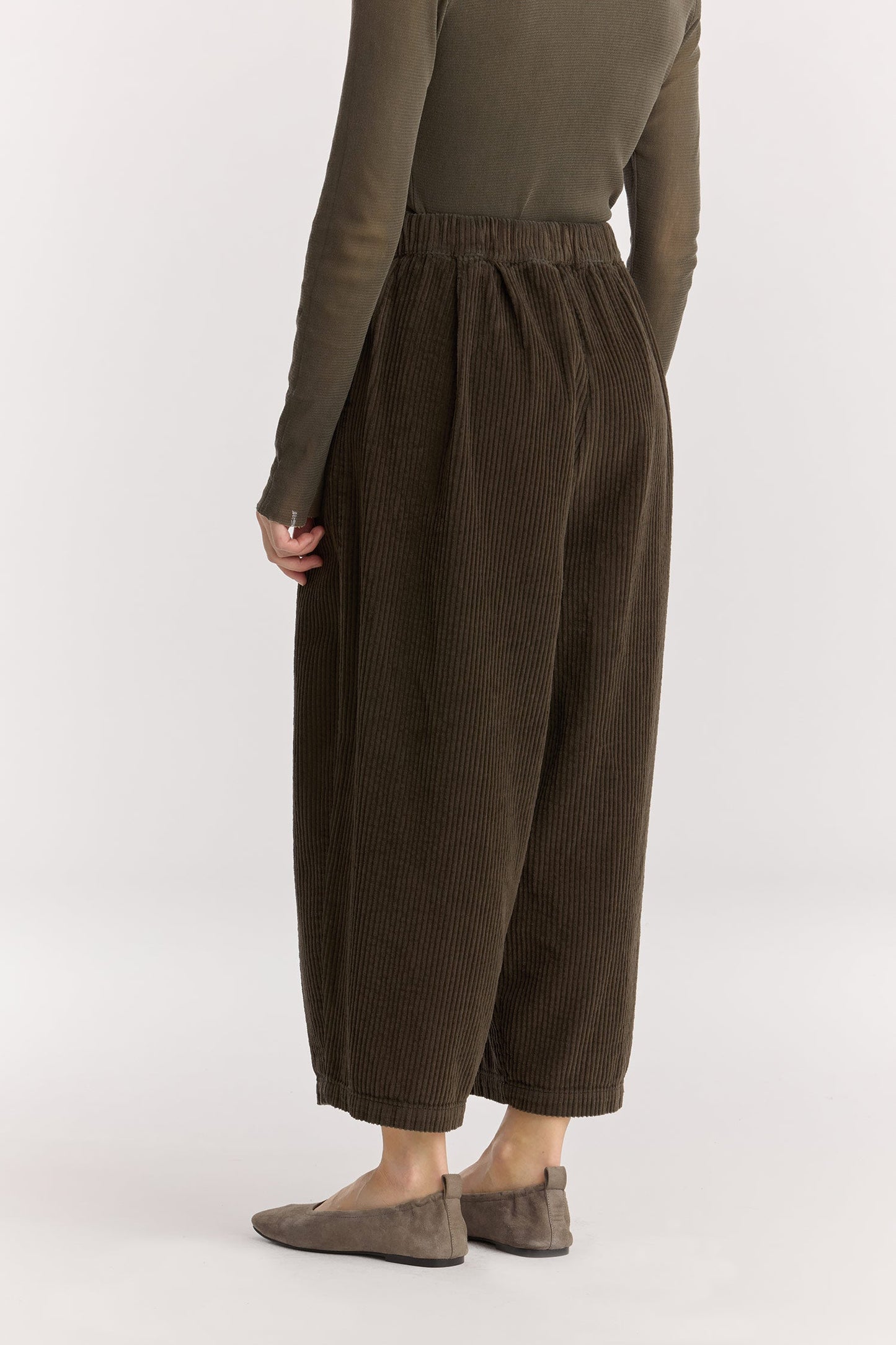Wide Pants / Dark Forest
Elasticized waistband
Side seam pockets
Creased box pleat details at the front and back
Drop crotch
100% Cotton Corduroy
Cold machine or hand wash, tumble dry low or dry flat, no bleach
Style Number: WC-NWD17
Oversized fit
Made in USA
