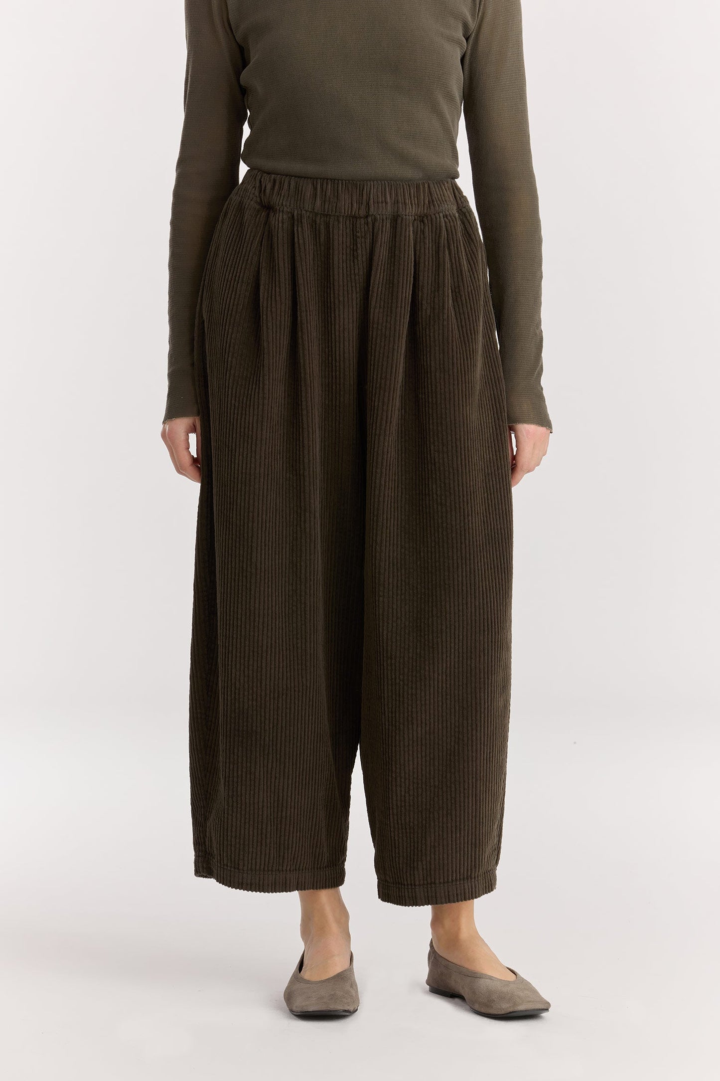 Wide Pants / Dark Forest
Elasticized waistband
Side seam pockets
Creased box pleat details at the front and back
Drop crotch
100% Cotton Corduroy
Cold machine or hand wash, tumble dry low or dry flat, no bleach
Style Number: WC-NWD17
Oversized fit
Made in USA