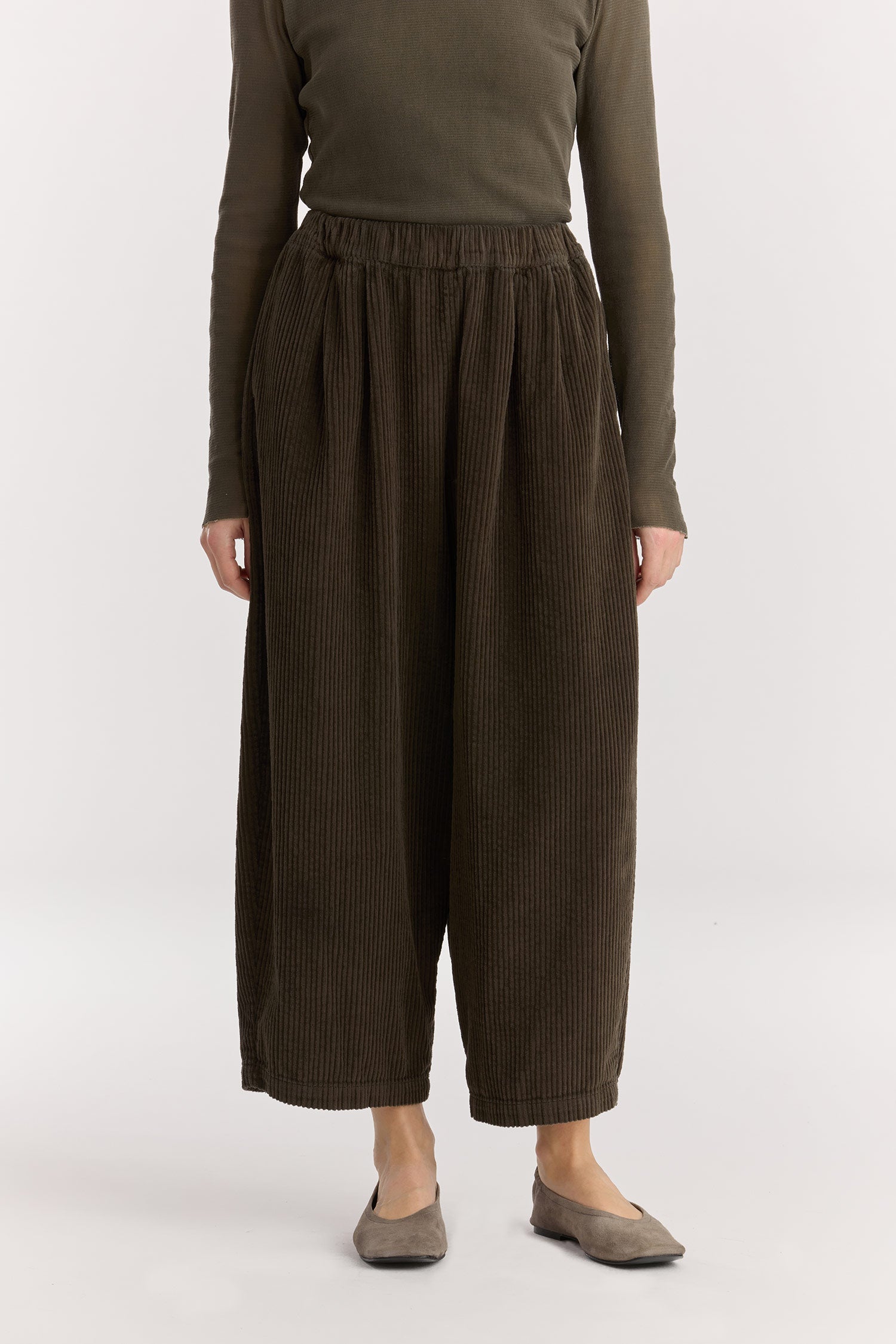 Wide Pants / Dark Forest
Elasticized waistband
Side seam pockets
Creased box pleat details at the front and back
Drop crotch
100% Cotton Corduroy
Cold machine or hand wash, tumble dry low or dry flat, no bleach
Style Number: WC-NWD17
Oversized fit
Made in USA