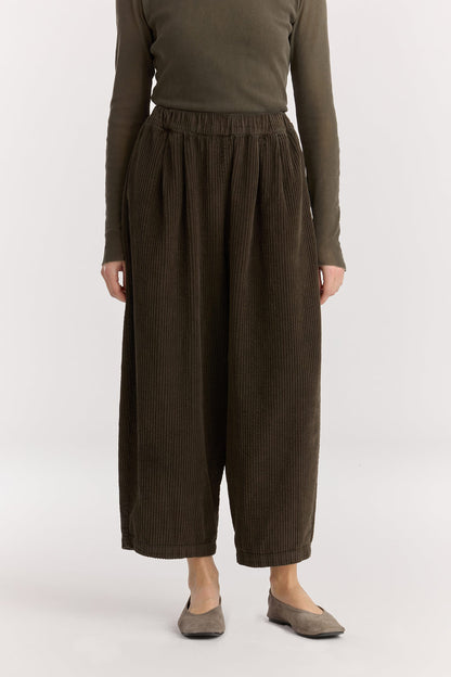 Wide Pants / Dark Forest
Elasticized waistband
Side seam pockets
Creased box pleat details at the front and back
Drop crotch
100% Cotton Corduroy
Cold machine or hand wash, tumble dry low or dry flat, no bleach
Style Number: WC-NWD17
Oversized fit
Made in USA