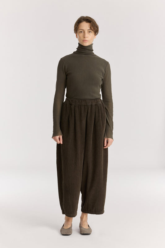 Wide Pants / Dark Forest
Elasticized waistband
Side seam pockets
Creased box pleat details at the front and back
Drop crotch
100% Cotton Corduroy
Cold machine or hand wash, tumble dry low or dry flat, no bleach
Style Number: WC-NWD17
Oversized fit
Made in USA
