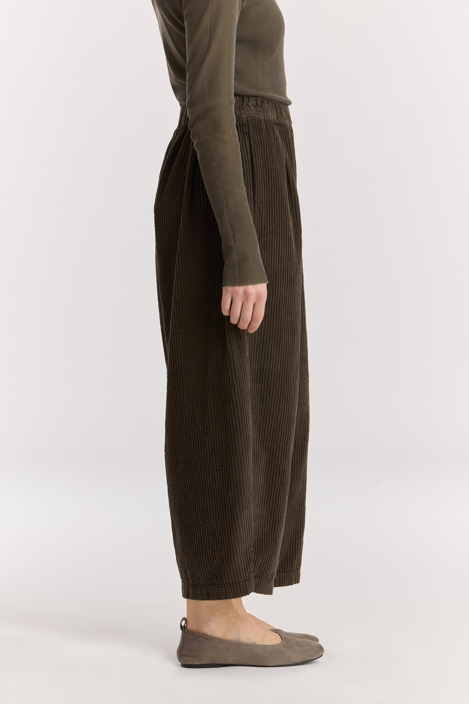 Wide Pants / Dark Forest
Elasticized waistband
Side seam pockets
Creased box pleat details at the front and back
Drop crotch
100% Cotton Corduroy
Cold machine or hand wash, tumble dry low or dry flat, no bleach
Style Number: WC-NWD17
Oversized fit
Made in USA