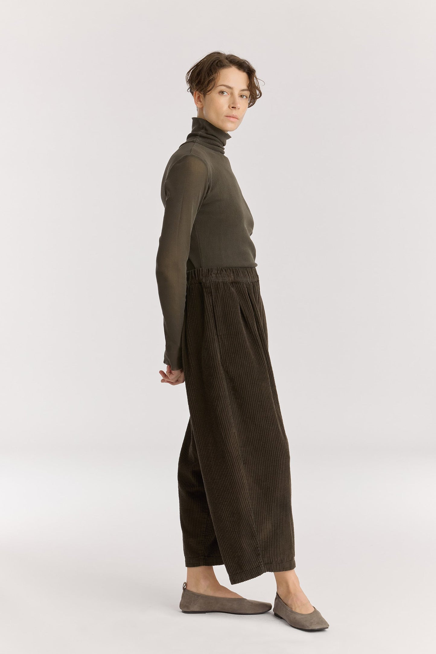 Wide Pants / Dark Forest
Elasticized waistband
Side seam pockets
Creased box pleat details at the front and back
Drop crotch
100% Cotton Corduroy
Cold machine or hand wash, tumble dry low or dry flat, no bleach
Style Number: WC-NWD17
Oversized fit
Made in USA
