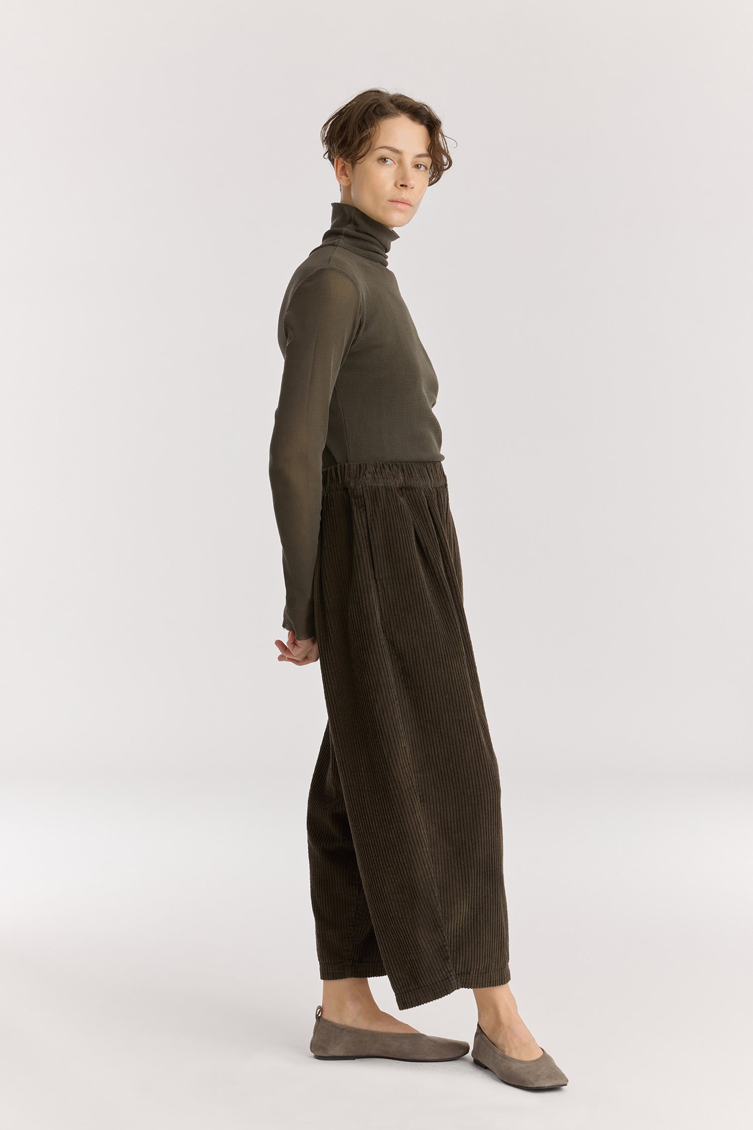 Wide Pants / Dark Forest
Elasticized waistband
Side seam pockets
Creased box pleat details at the front and back
Drop crotch
100% Cotton Corduroy
Cold machine or hand wash, tumble dry low or dry flat, no bleach
Style Number: WC-NWD17
Oversized fit
Made in USA