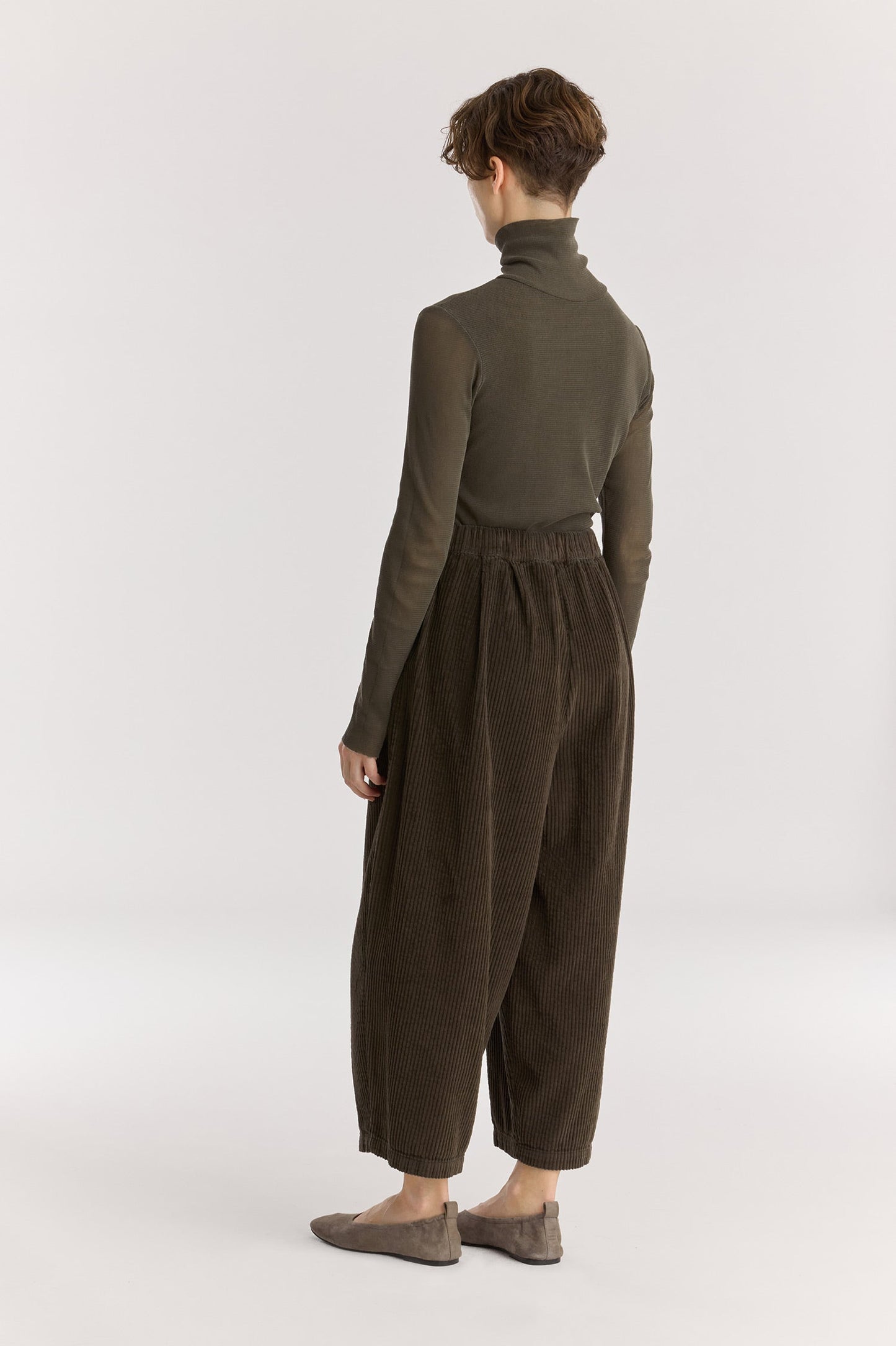 Wide Pants / Dark Forest
Elasticized waistband
Side seam pockets
Creased box pleat details at the front and back
Drop crotch
100% Cotton Corduroy
Cold machine or hand wash, tumble dry low or dry flat, no bleach
Style Number: WC-NWD17
Oversized fit
Made in USA