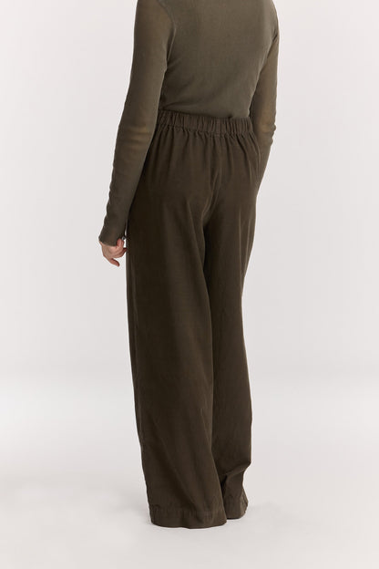 Wide Pleated Pants / Dark Forest
Elastic waist
Pleated detail at the front
Slash pockets
Wide shape
100% Cotton baby corduroy
Machine wash in cold water, tumble dry low, no bleach
Style number: BC-LWP05
Regular fit
Made in USA
Woman wearing dark green wide-leg baby corduroy pants with front pleats, elastic waistband, and slash pockets.