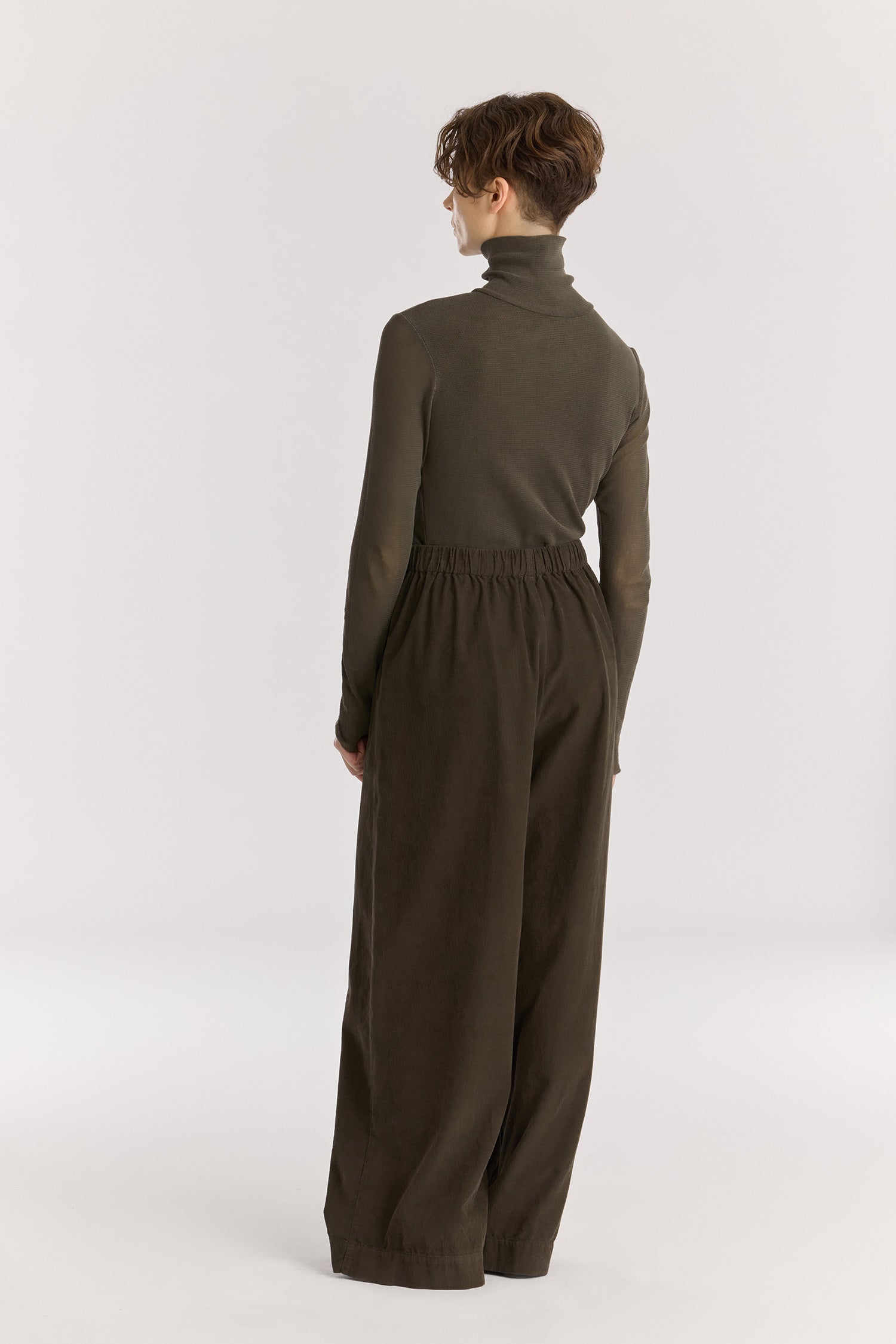 Wide Pleated Pants / Dark Forest
Elastic waist
Pleated detail at the front
Slash pockets
Wide shape
100% Cotton baby corduroy
Machine wash in cold water, tumble dry low, no bleach
Style number: BC-LWP05
Regular fit
Made in USA
Woman wearing dark green wide-leg baby corduroy pants with front pleats, elastic waistband, and slash pockets.