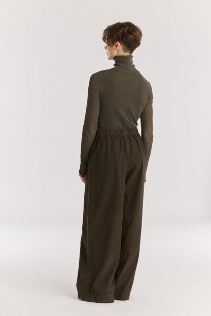 Wide Pleated Pants / Dark Forest
Elastic waist
Pleated detail at the front
Slash pockets
Wide shape
100% Cotton baby corduroy
Machine wash in cold water, tumble dry low, no bleach
Style number: BC-LWP05
Regular fit
Made in USA
Woman wearing dark green wide-leg baby corduroy pants with front pleats, elastic waistband, and slash pockets.