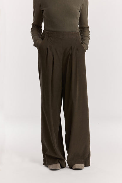 Wide Pleated Pants / Dark Forest
Elastic waist
Pleated detail at the front
Slash pockets
Wide shape
100% Cotton baby corduroy
Machine wash in cold water, tumble dry low, no bleach
Style number: BC-LWP05
Regular fit
Made in USA
Woman wearing dark green wide-leg baby corduroy pants with front pleats, elastic waistband, and slash pockets.