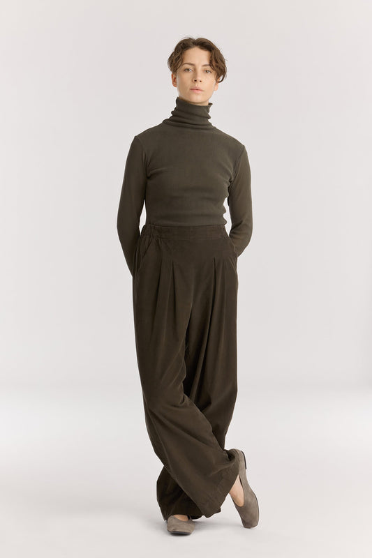 Wide Pleated Pants / Dark Forest
Elastic waist
Pleated detail at the front
Slash pockets
Wide shape
100% Cotton baby corduroy
Machine wash in cold water, tumble dry low, no bleach
Style number: BC-LWP05
Regular fit
Made in USA
Woman wearing dark green wide-leg baby corduroy pants with front pleats, elastic waistband, and slash pockets.