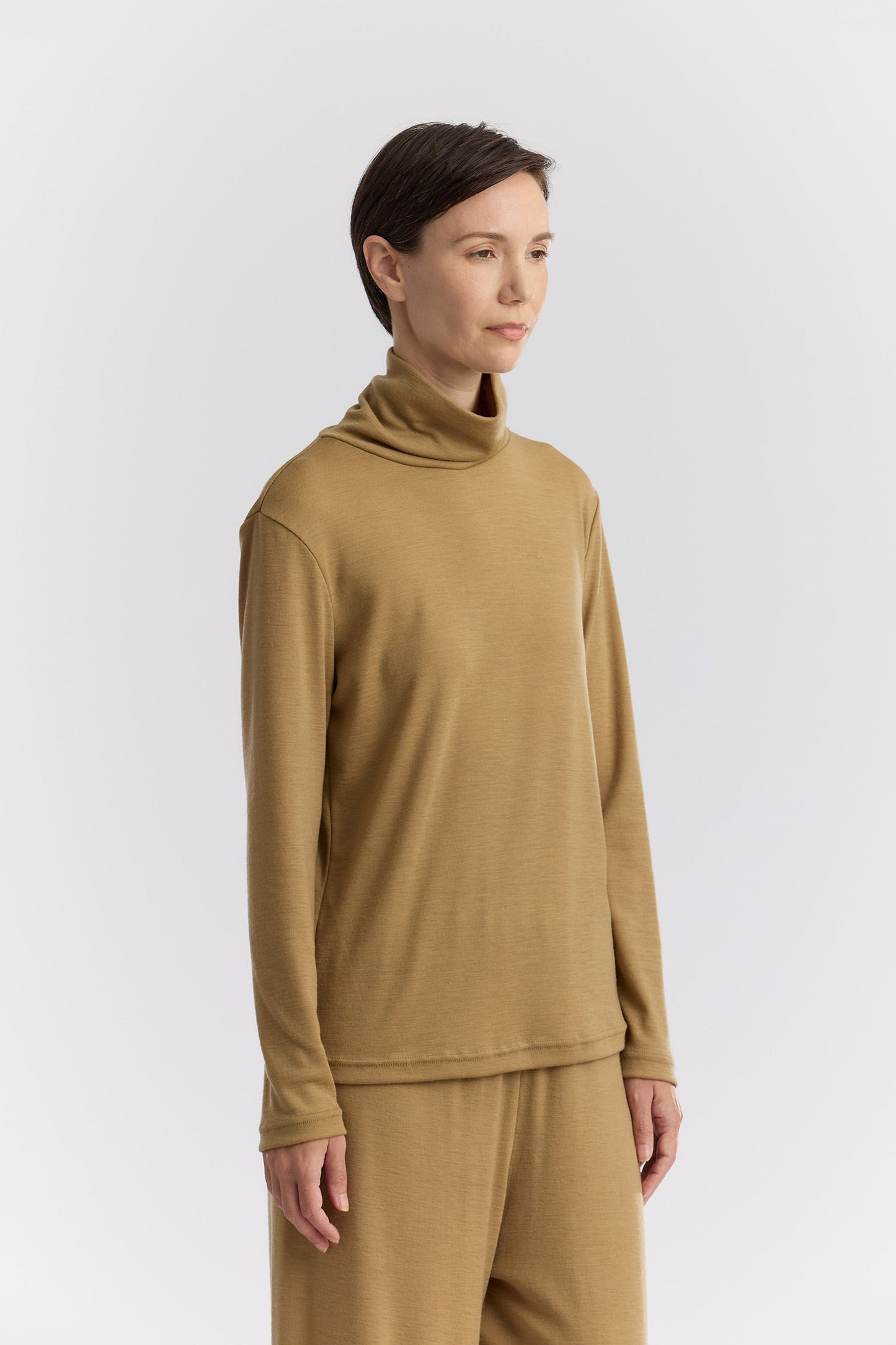 WASHABLE WOOL TURTLE NECK / CAMEL