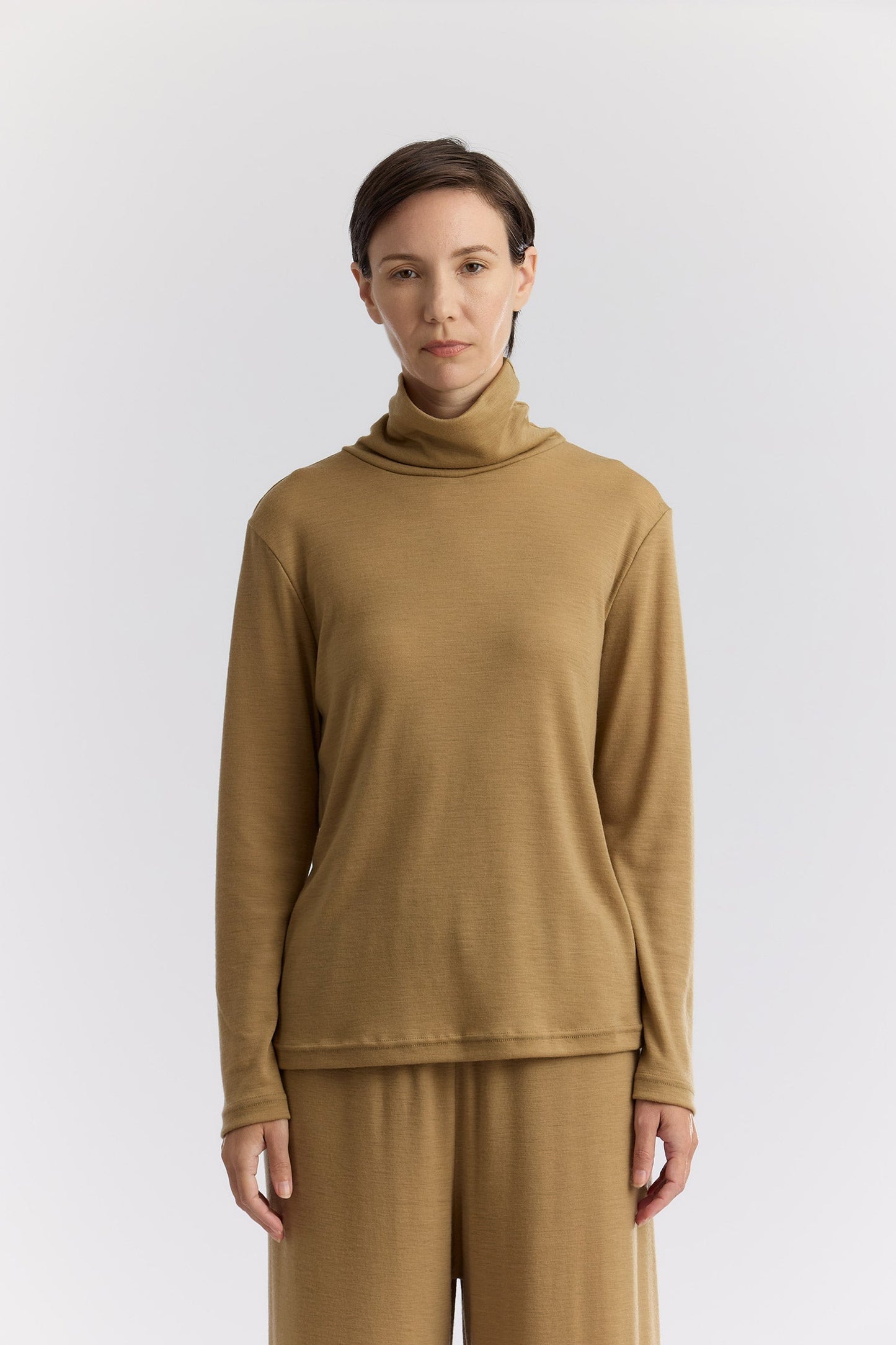 WASHABLE WOOL TURTLE NECK / CAMEL